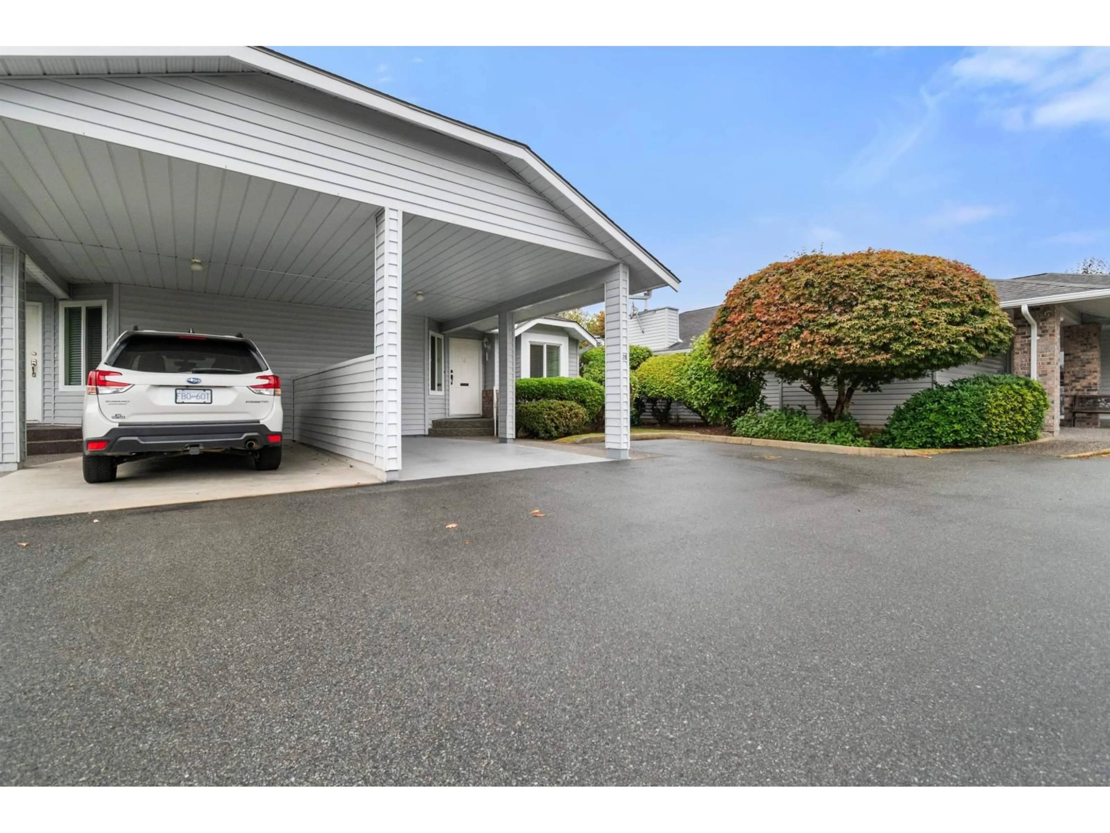Indoor garage for 28 - 2989 TRAFALGAR STREET, Abbotsford British Columbia V2S7X9