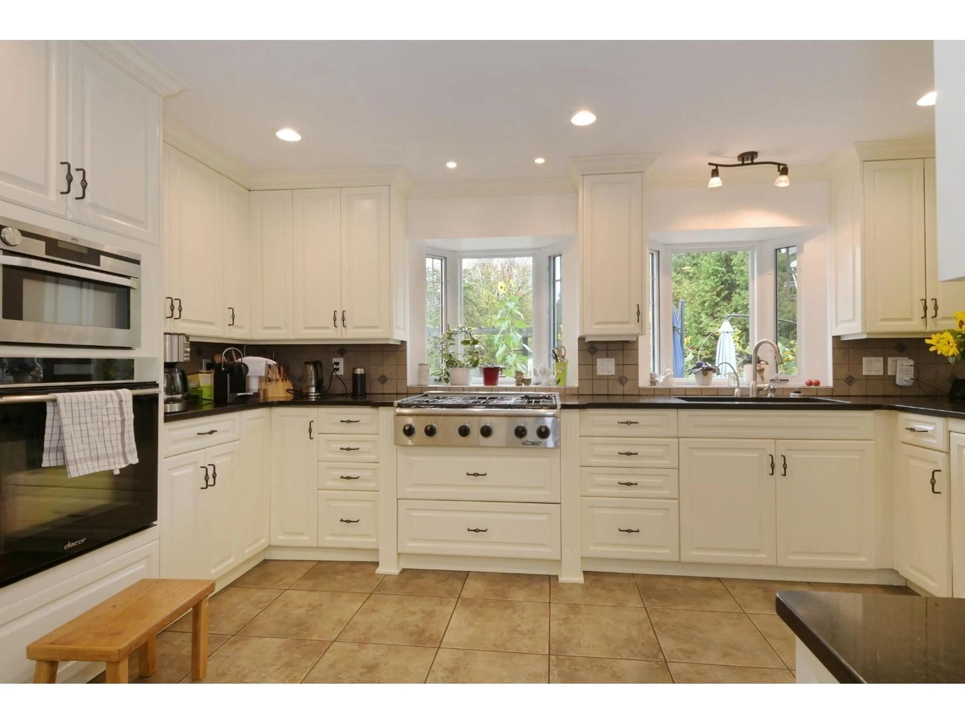 Open concept kitchen, ceramic/tile floor for 21770 40 AVENUE, Langley British Columbia V2Z1N7