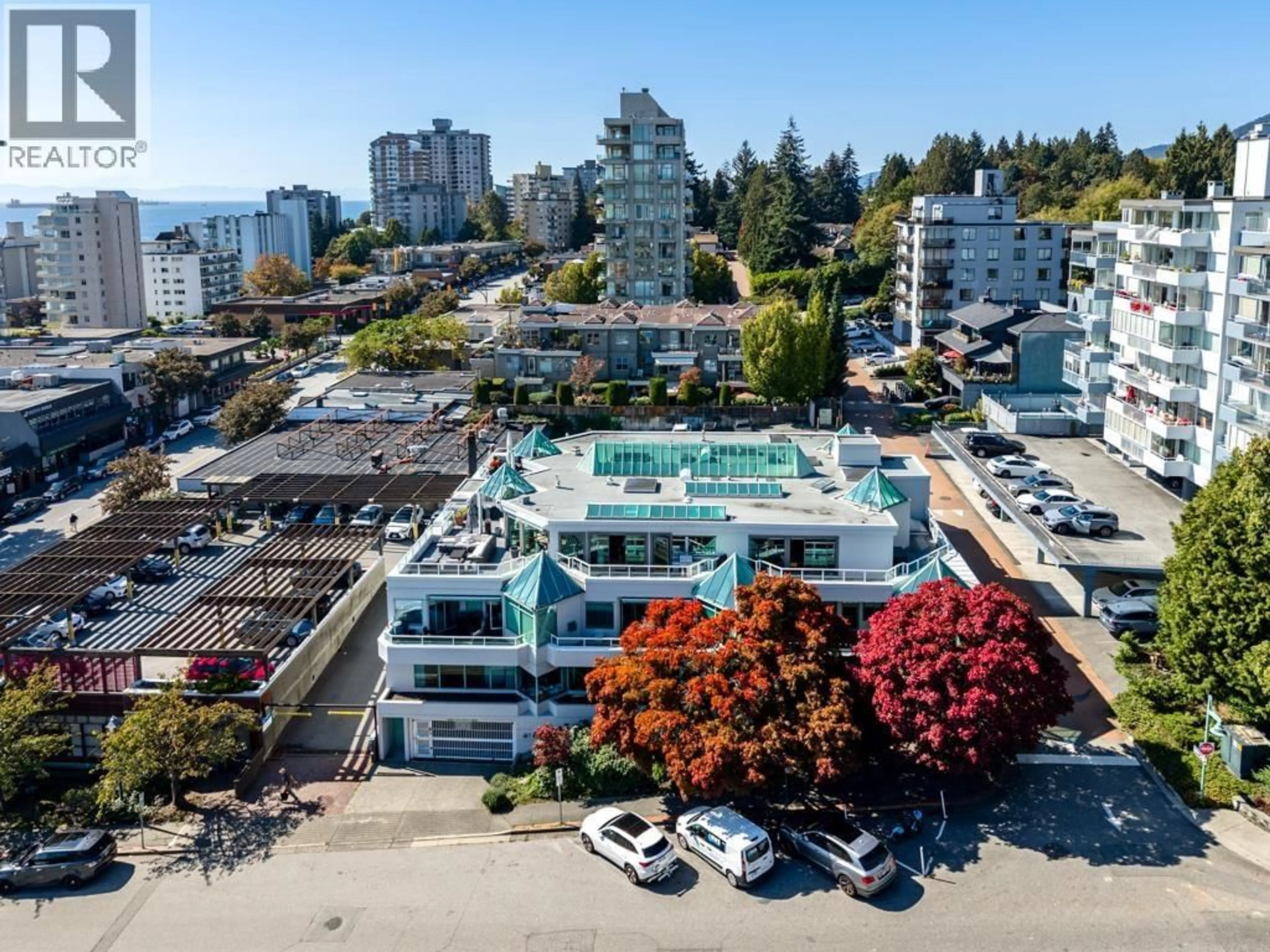 A pic from outside/outdoor area/front of a property/back of a property/a pic from drone, city buildings view from balcony for 204 - 565 17 STREET, West Vancouver British Columbia V7V3S9