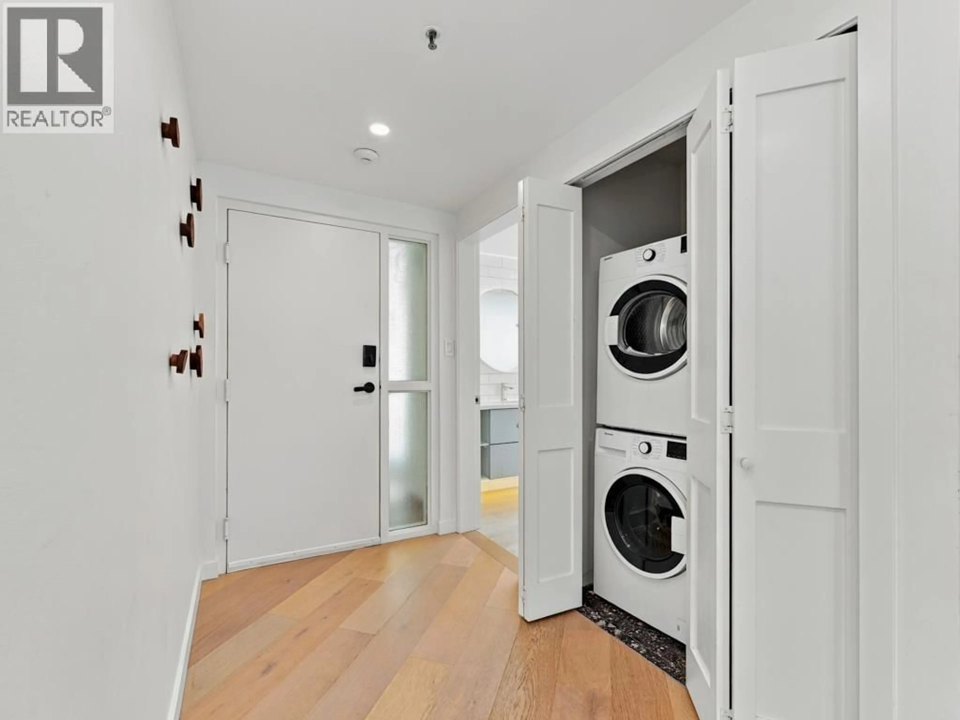 Indoor entryway for 204 - 565 17 STREET, West Vancouver British Columbia V7V3S9