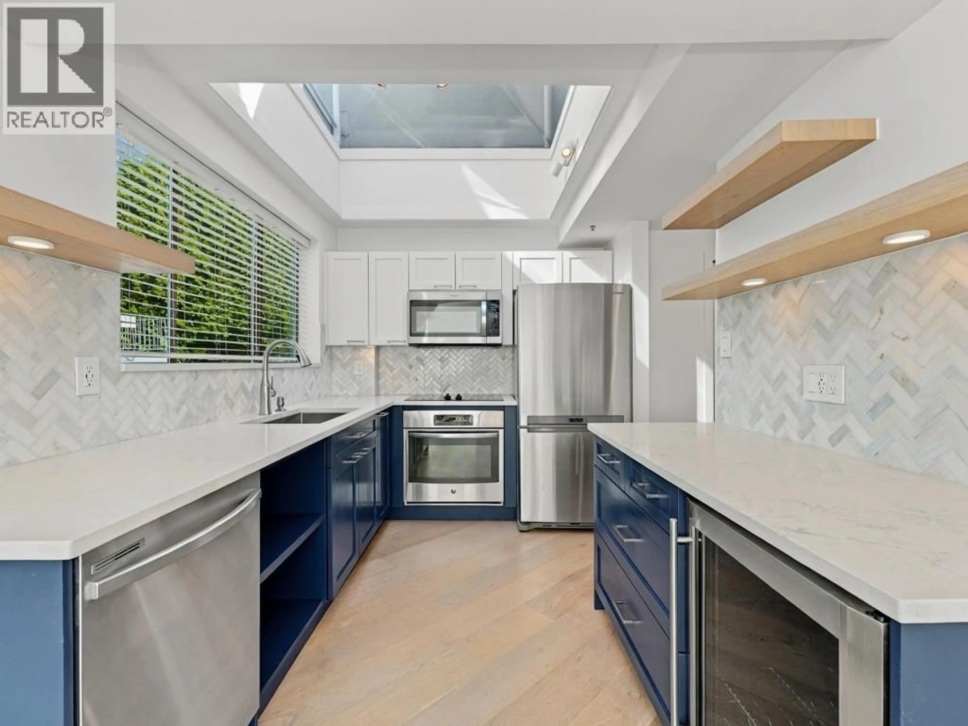 Contemporary kitchen, ceramic/tile floor for 204 - 565 17 STREET, West Vancouver British Columbia V7V3S9