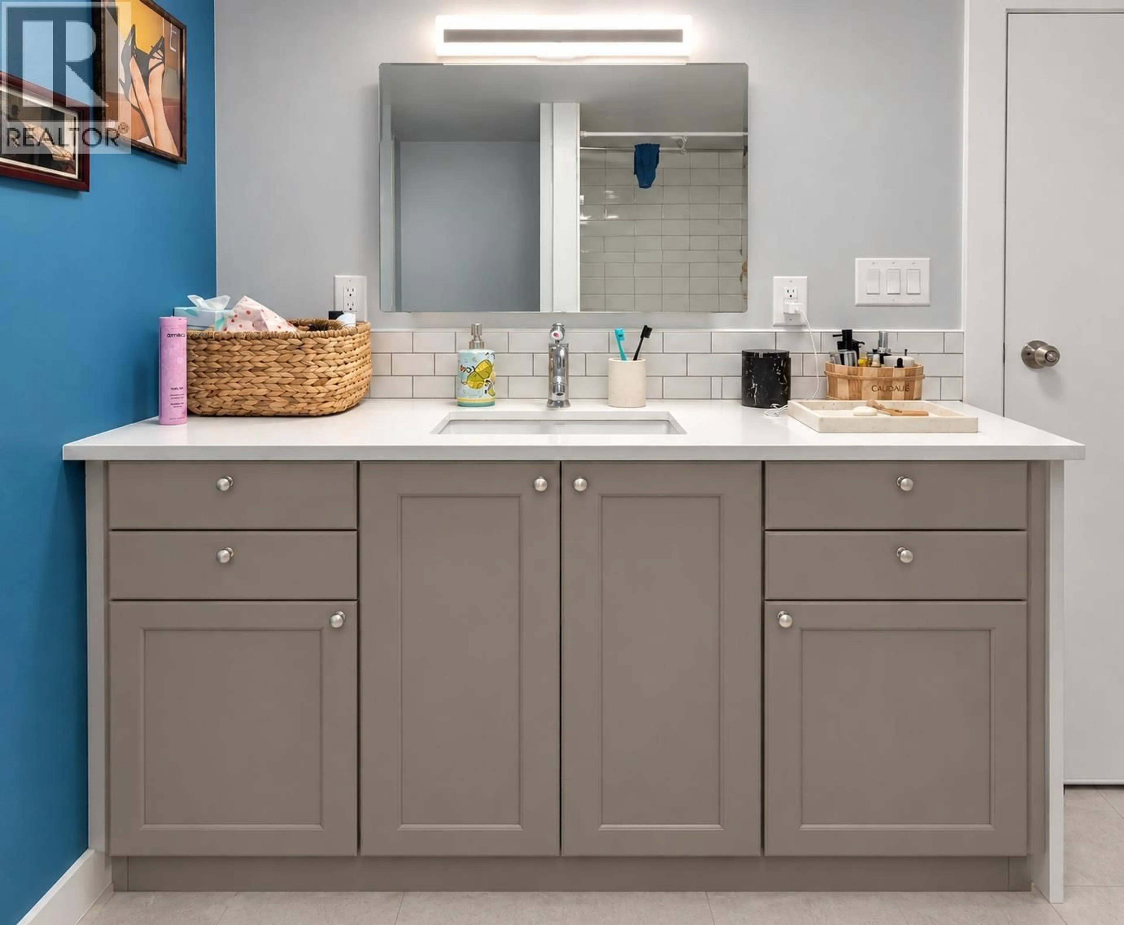 Contemporary bathroom, ceramic/tile floor for 201 - 707 HAMILTON STREET, New Westminster British Columbia V3M2M7