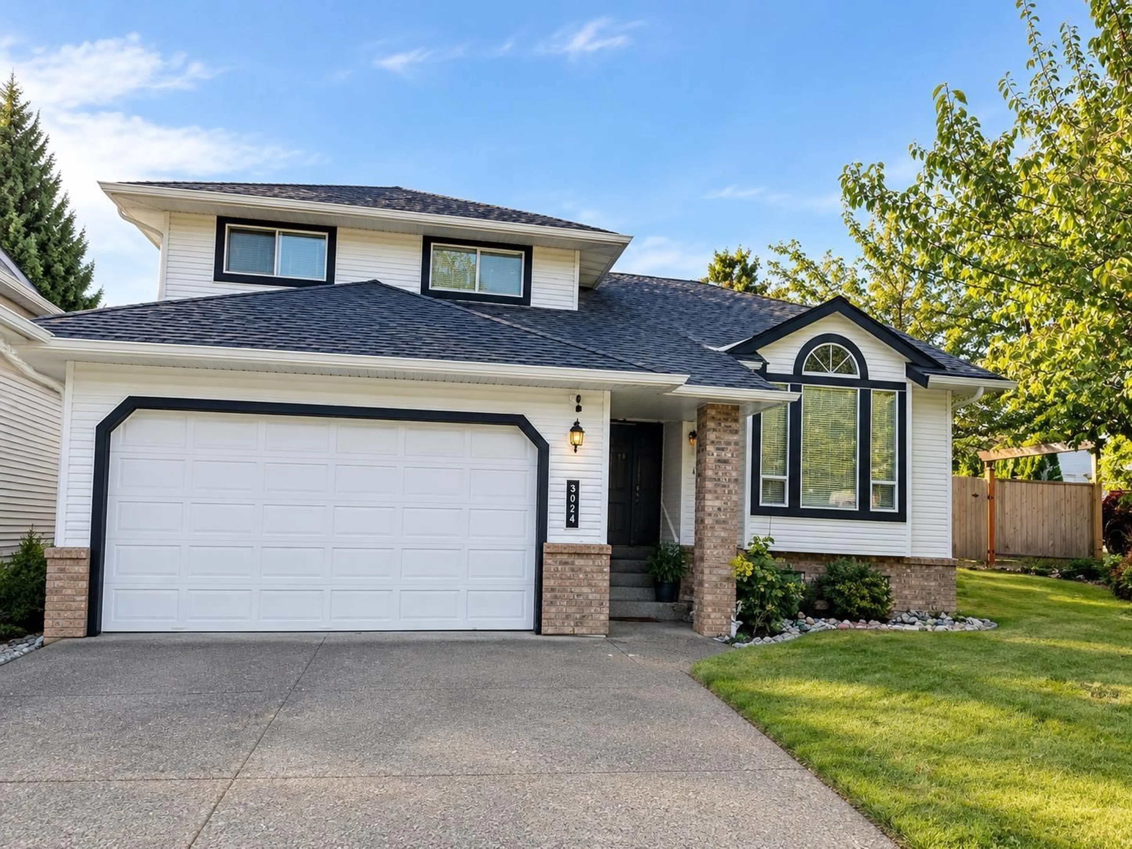 Home with vinyl exterior material, street for 3024 SOUTHERN CRESCENT, Abbotsford British Columbia V2T5H7