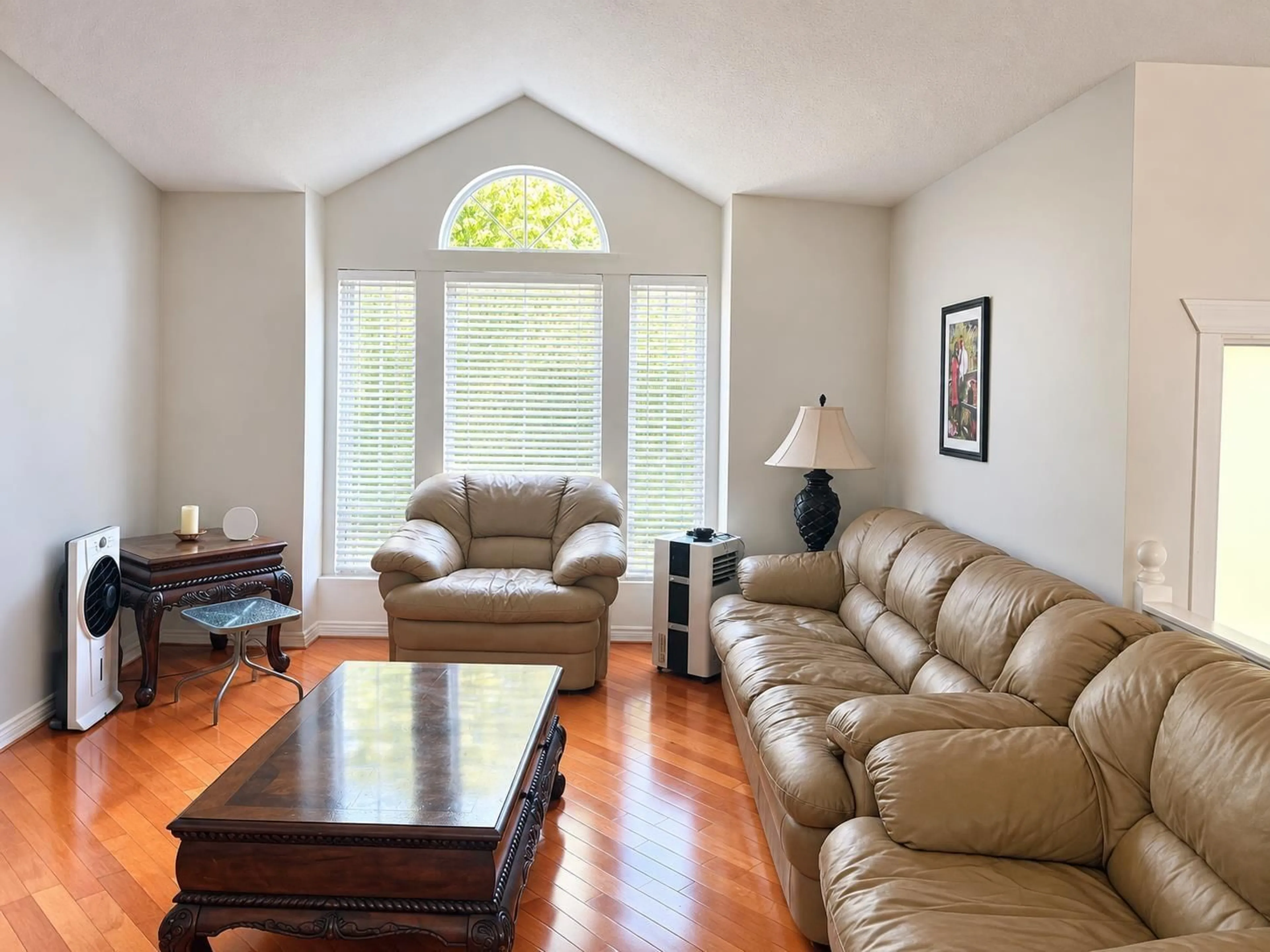 Living room with furniture, wood/laminate floor for 3024 SOUTHERN CRESCENT, Abbotsford British Columbia V2T5H7