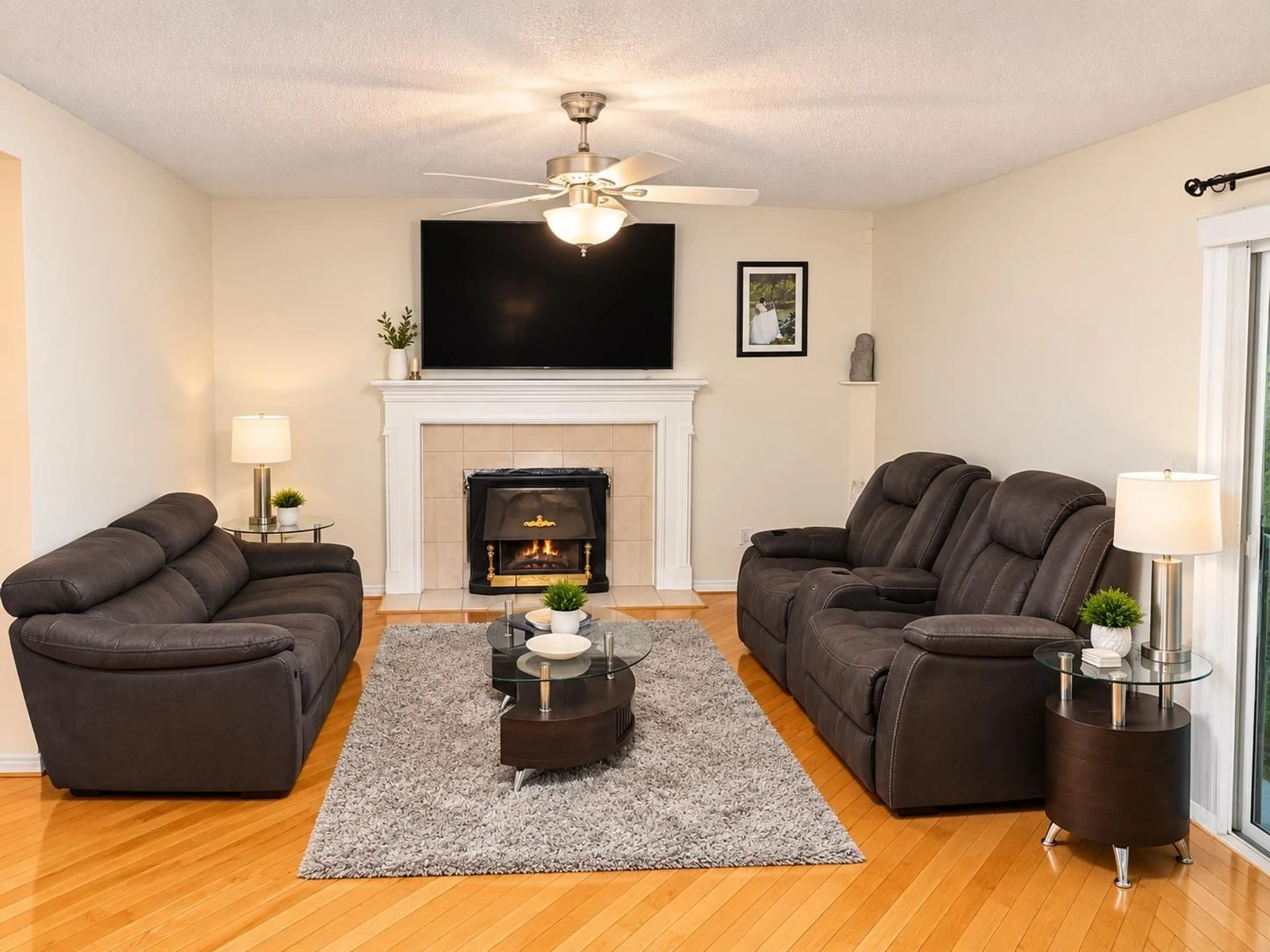 Living room with furniture, wood/laminate floor for 3024 SOUTHERN CRESCENT, Abbotsford British Columbia V2T5H7