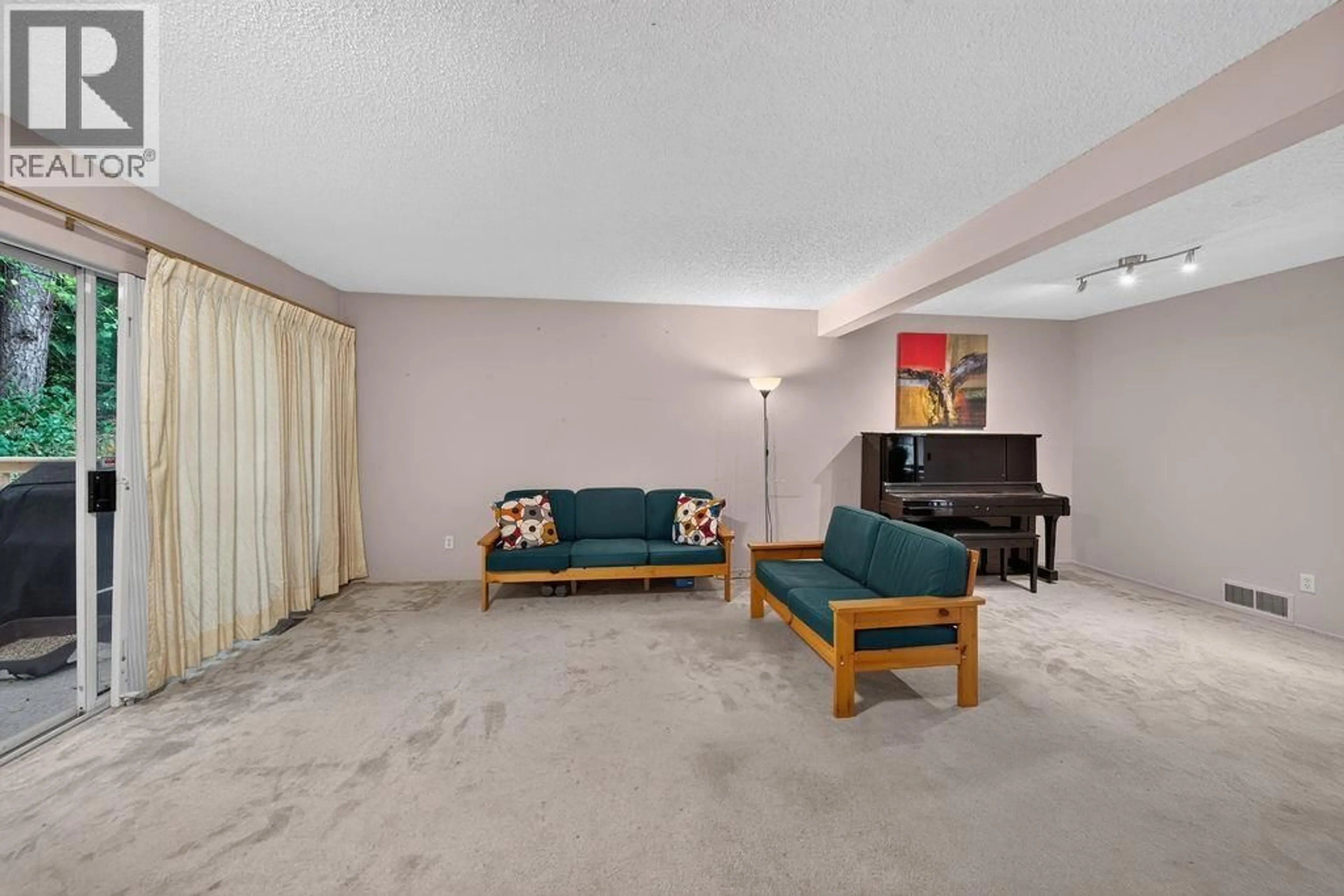 Living room with furniture, carpet floor for 9293 GOLDHURST TERRACE, Burnaby British Columbia V5A4P3