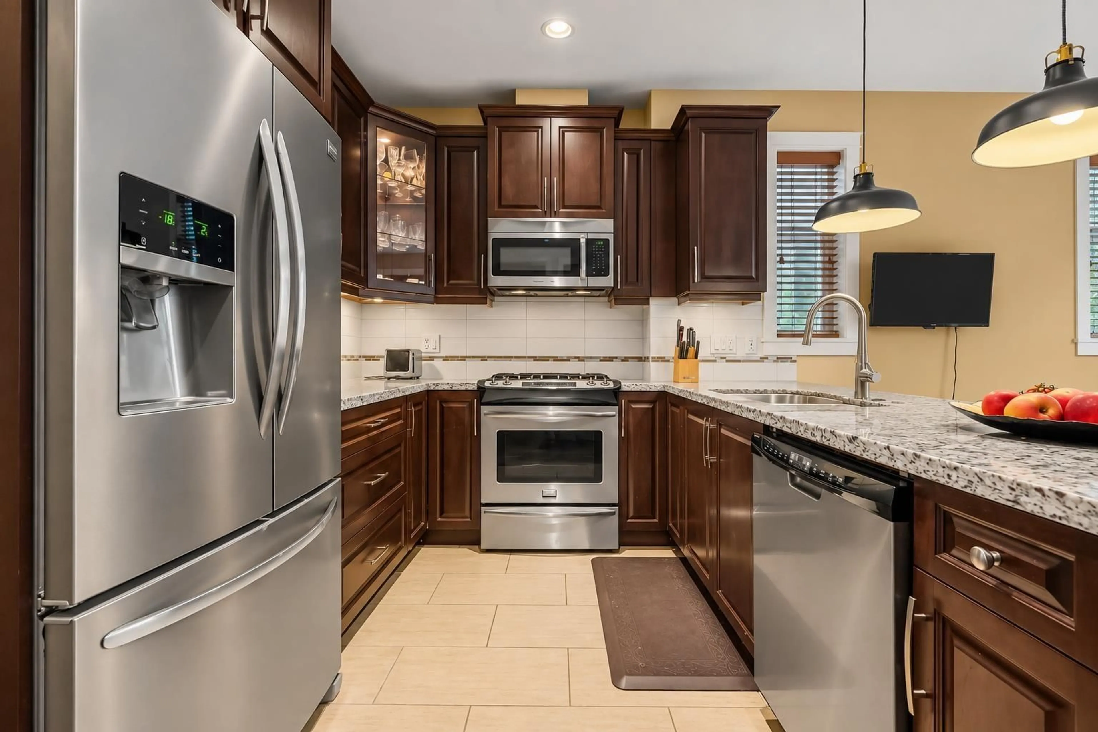 Contemporary kitchen, ceramic/tile floor for 94 - 8068 207 STREET, Langley British Columbia V2Y0M9