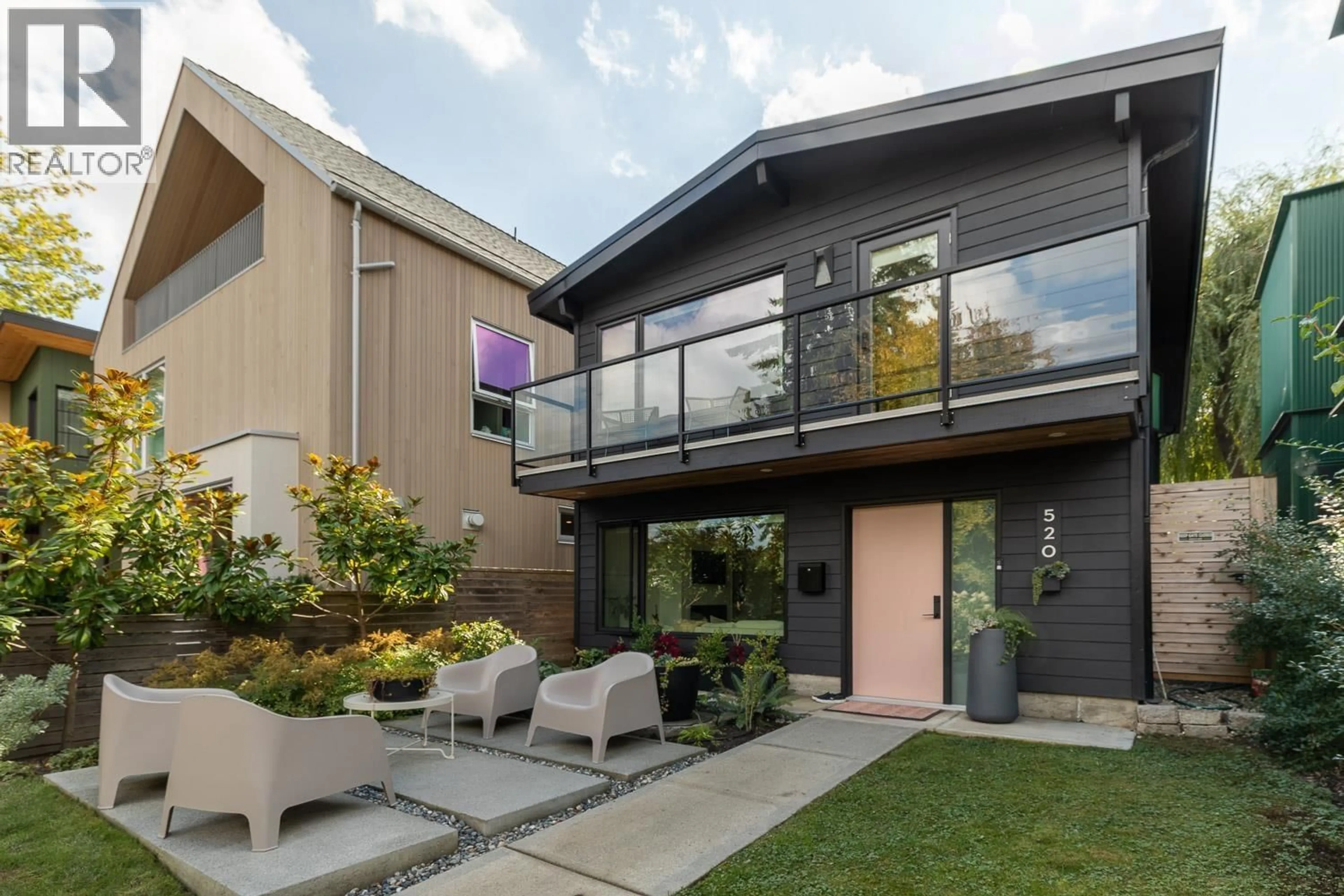 Home with vinyl exterior material, street for 520 30TH AVENUE, Vancouver British Columbia V5V2V6