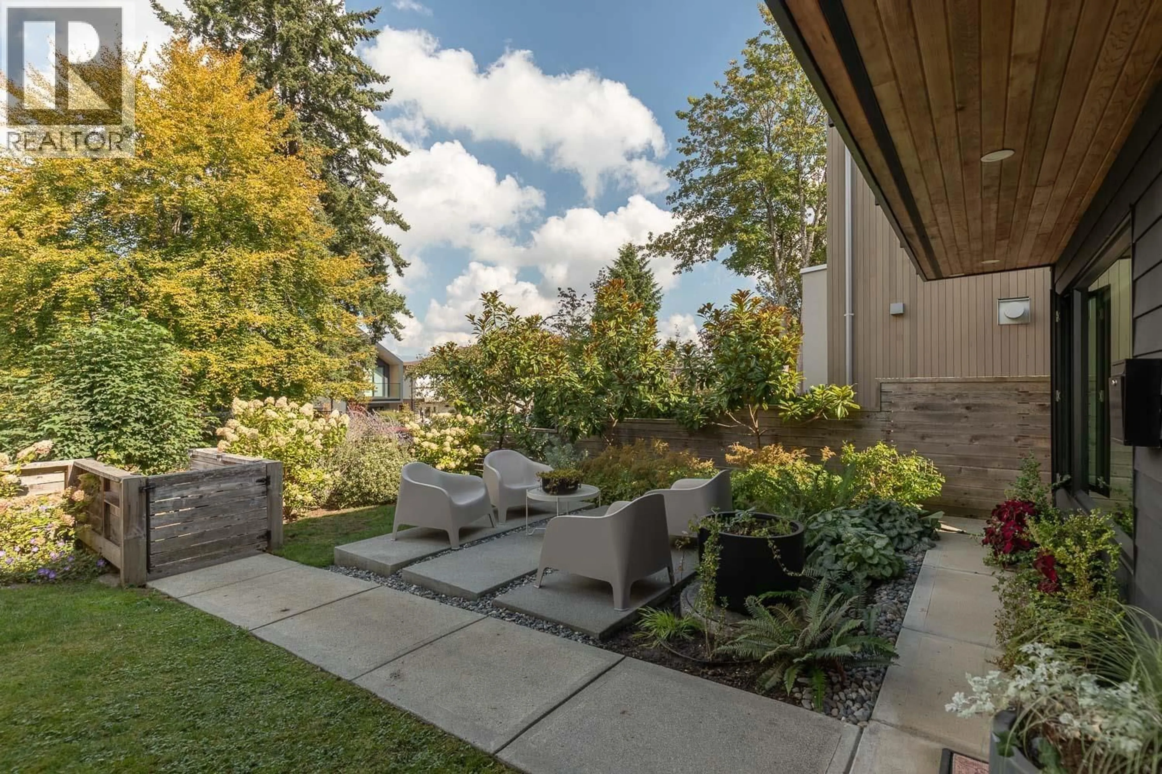 Patio, mountain view for 520 30TH AVENUE, Vancouver British Columbia V5V2V6