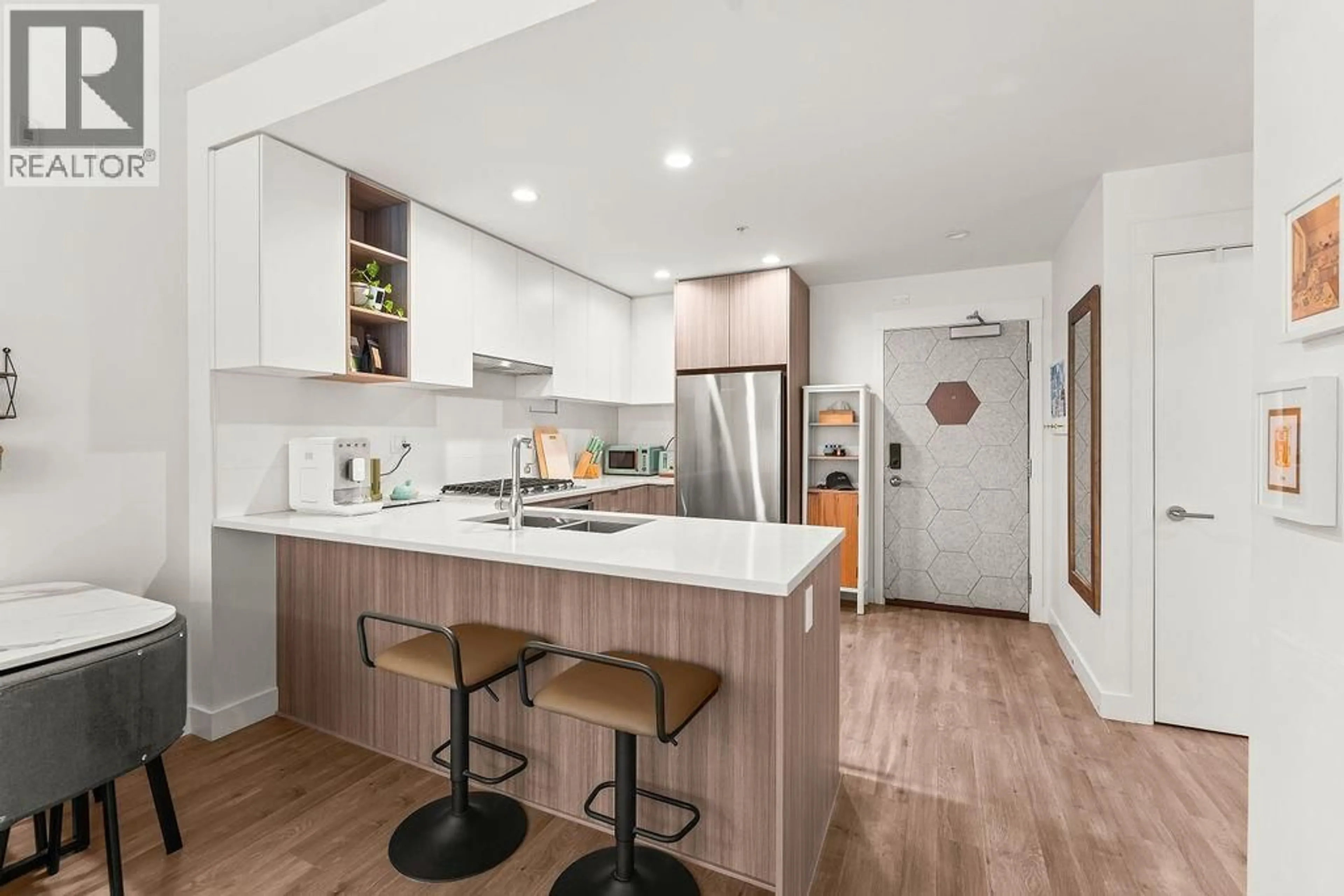 Open concept kitchen, wood/laminate floor for 113 - 750 DOGWOOD STREET, Coquitlam British Columbia V3J4B7