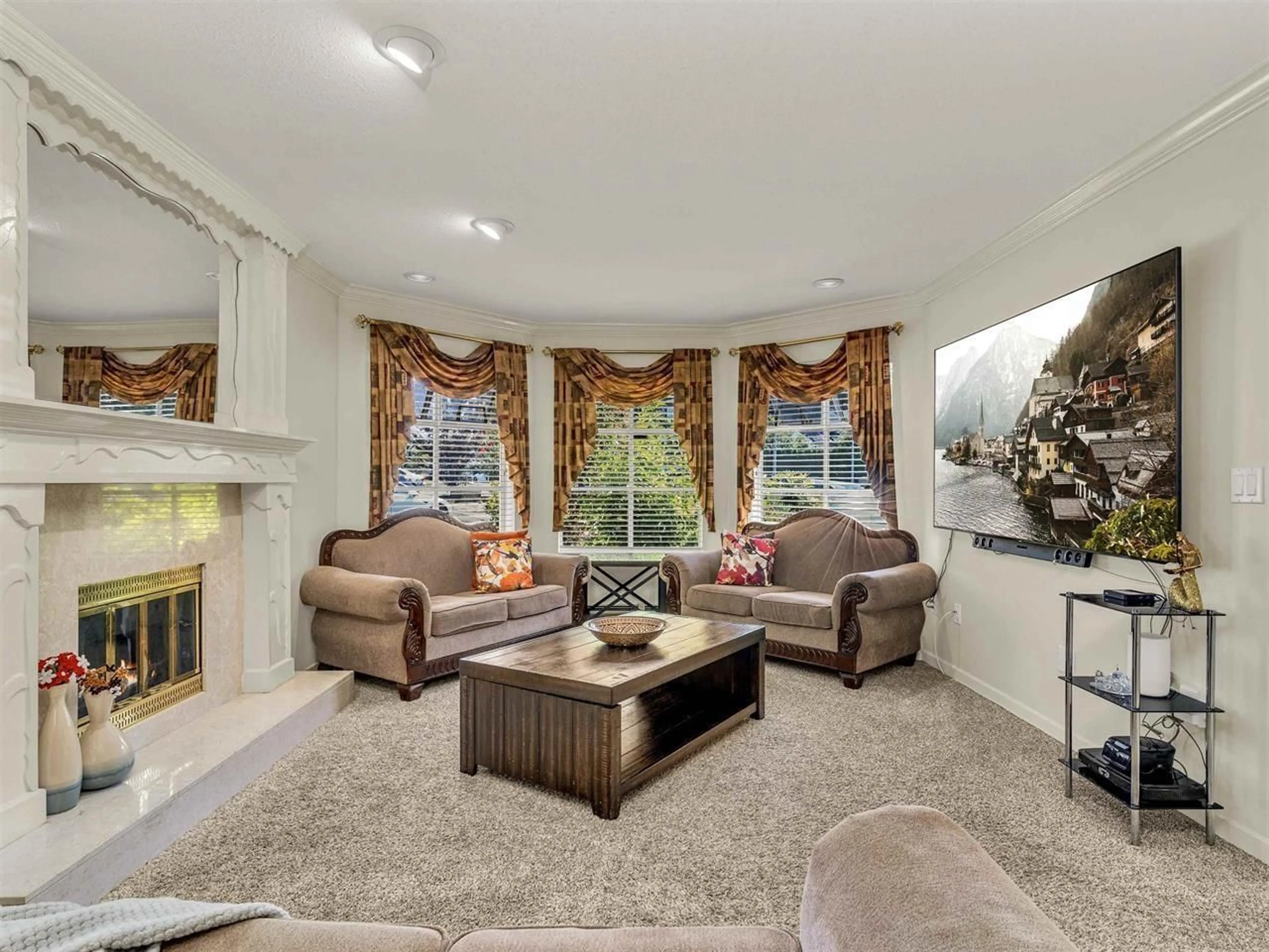 Living room with furniture, carpet floor for 14337 77 AVENUE, Surrey British Columbia V3W0X9