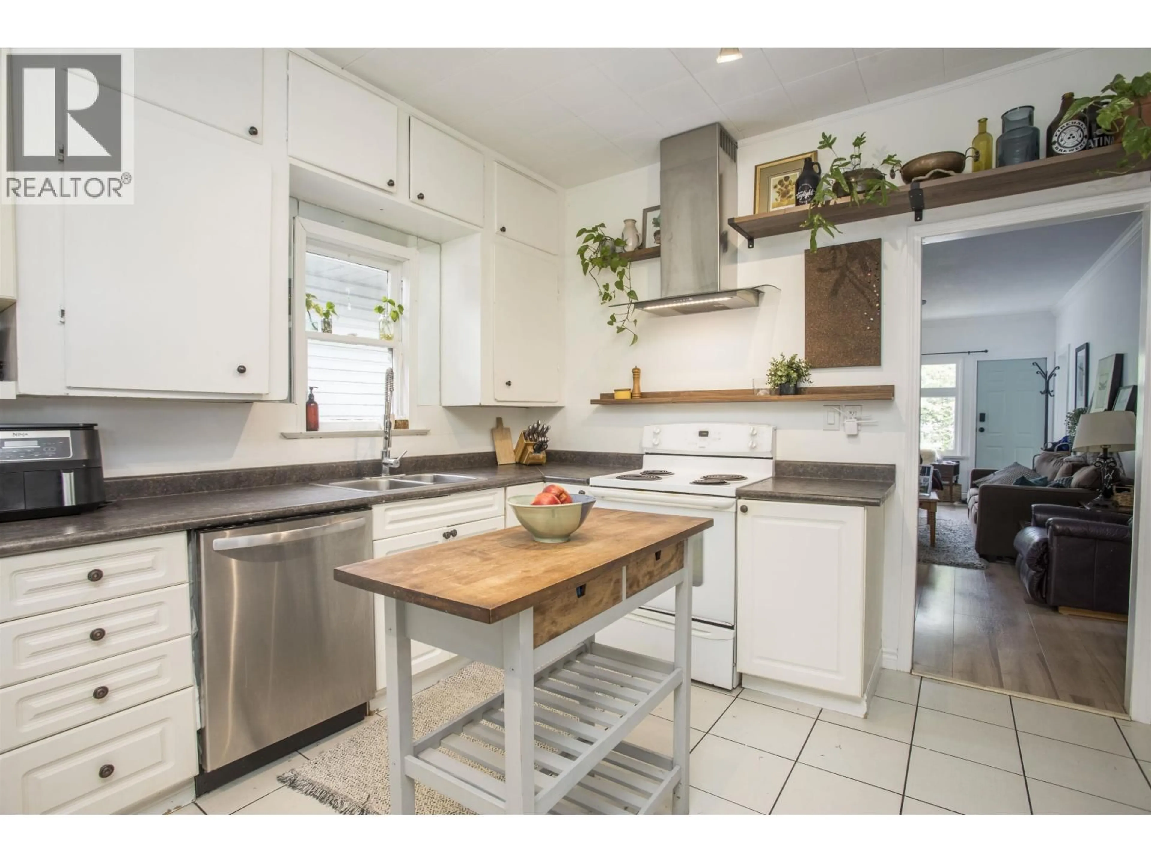 Open concept kitchen, unknown for 1976 WARWICK AVENUE, Port Coquitlam British Columbia V3C1L6