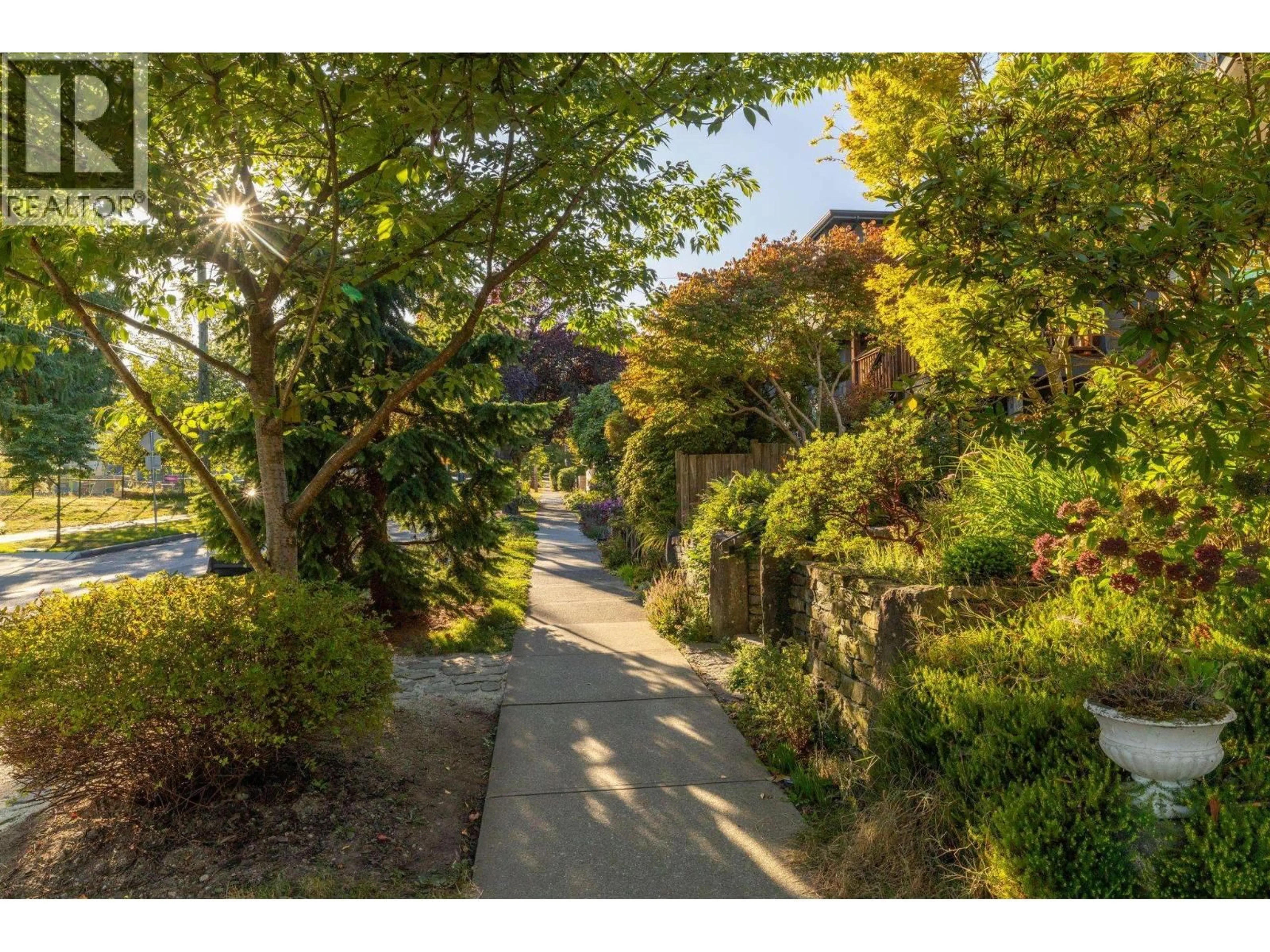 A pic from outside/outdoor area/front of a property/back of a property/a pic from drone, street for 441 28TH AVENUE, Vancouver British Columbia V5V2N2