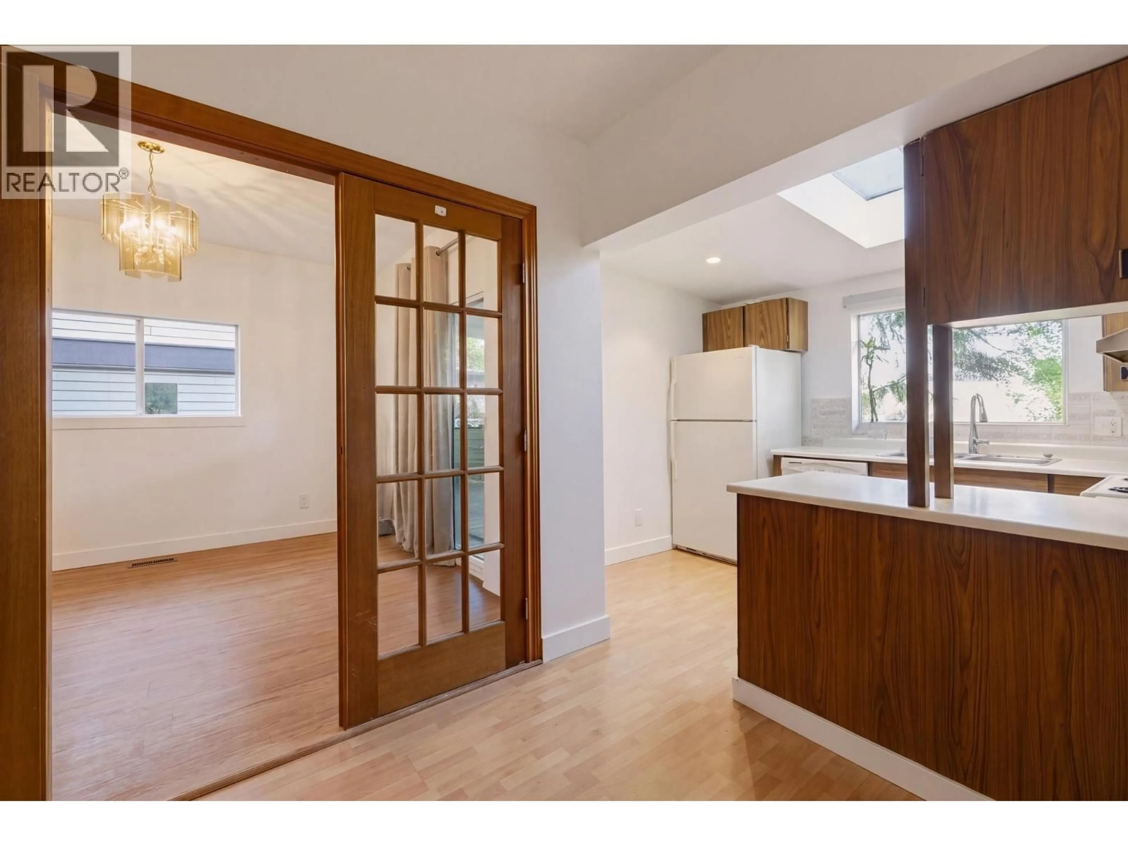 Open concept kitchen, wood/laminate floor for 441 28TH AVENUE, Vancouver British Columbia V5V2N2
