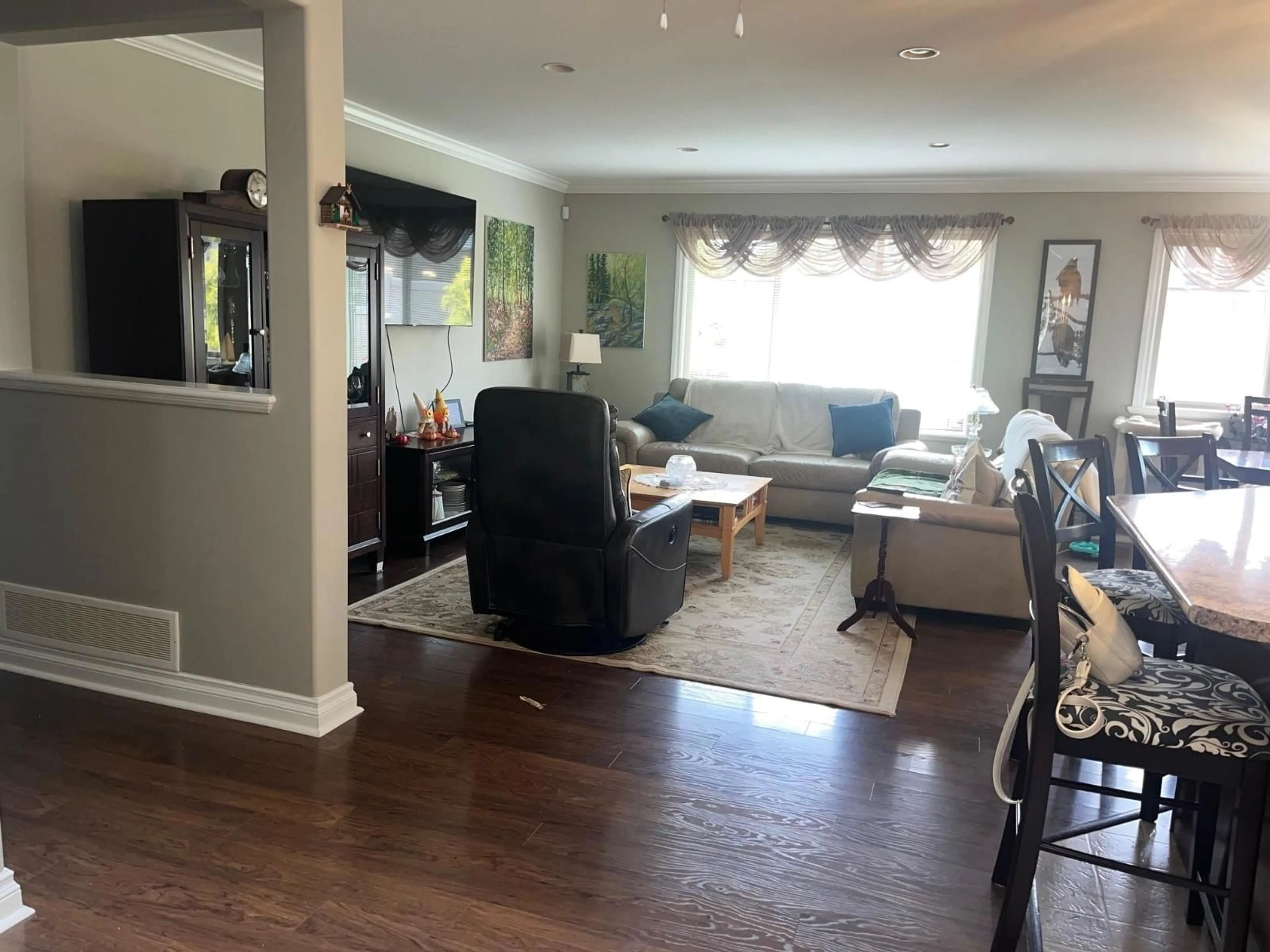 Living room with furniture, wood/laminate floor for 3 - 46000 THOMAS ROAD, Chilliwack British Columbia V2R5W6