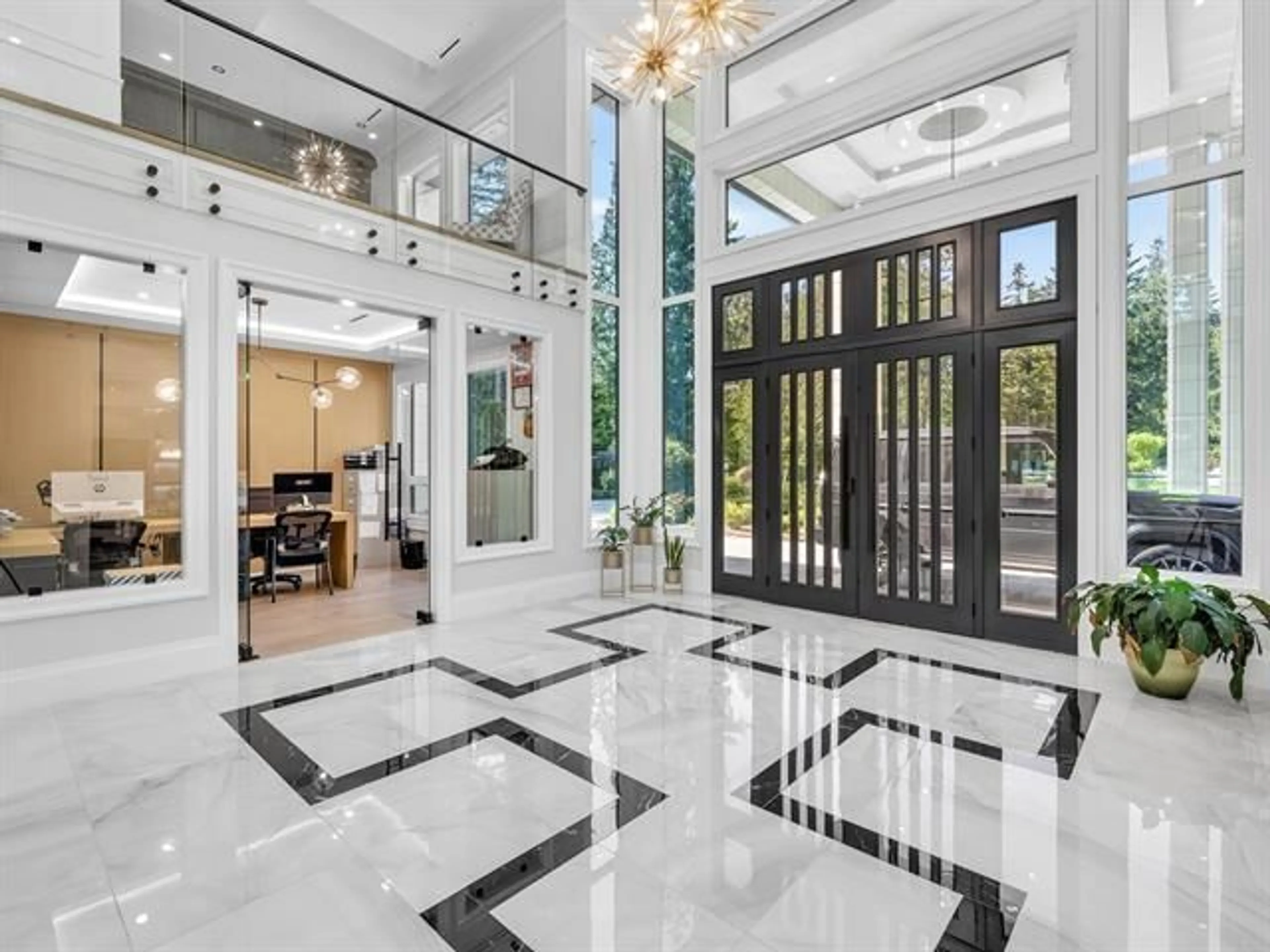 Indoor foyer for 21136 42 AVENUE, Langley British Columbia V3A5A5