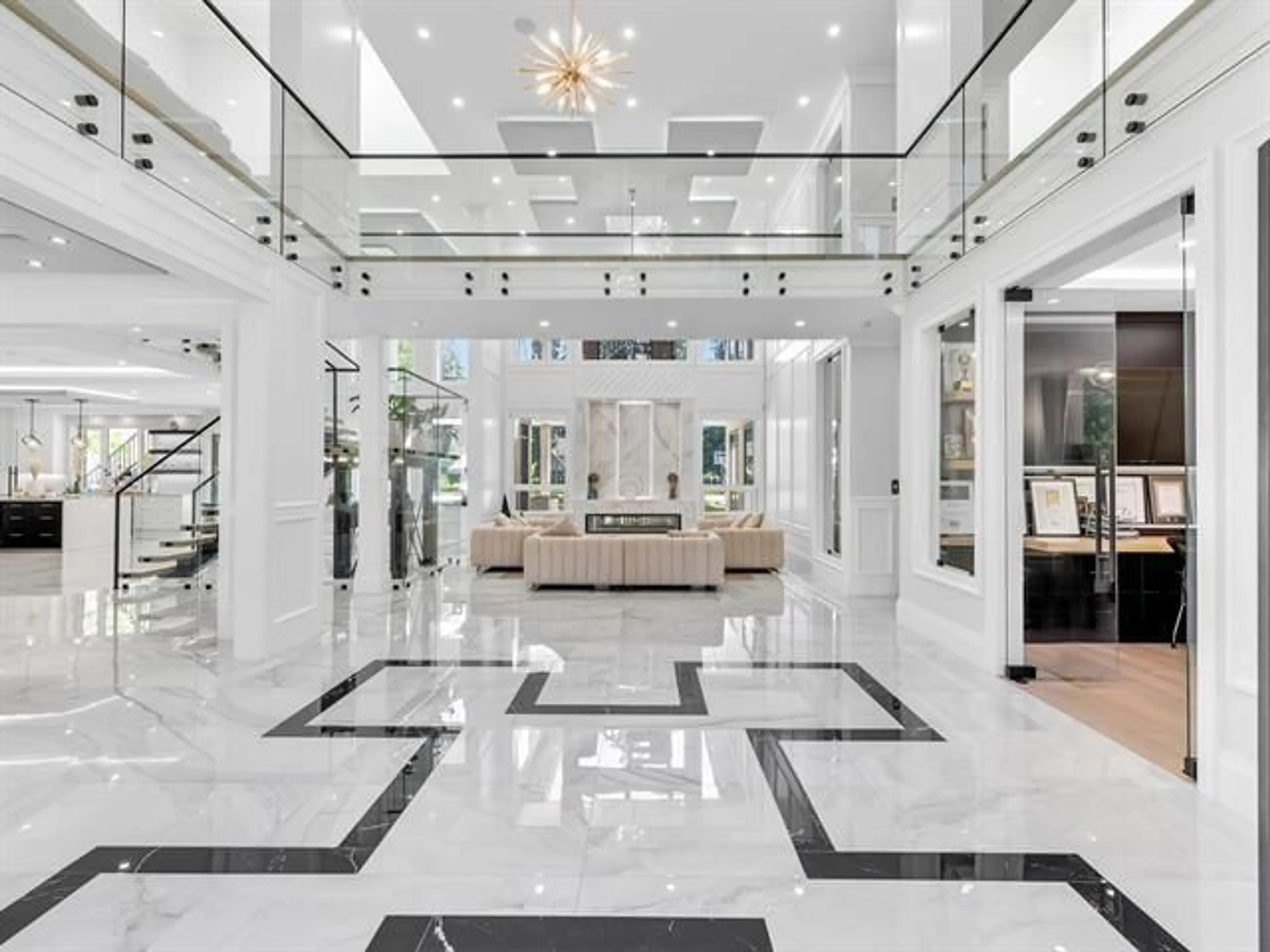 Lobby for 21136 42 AVENUE, Langley British Columbia V3A5A5