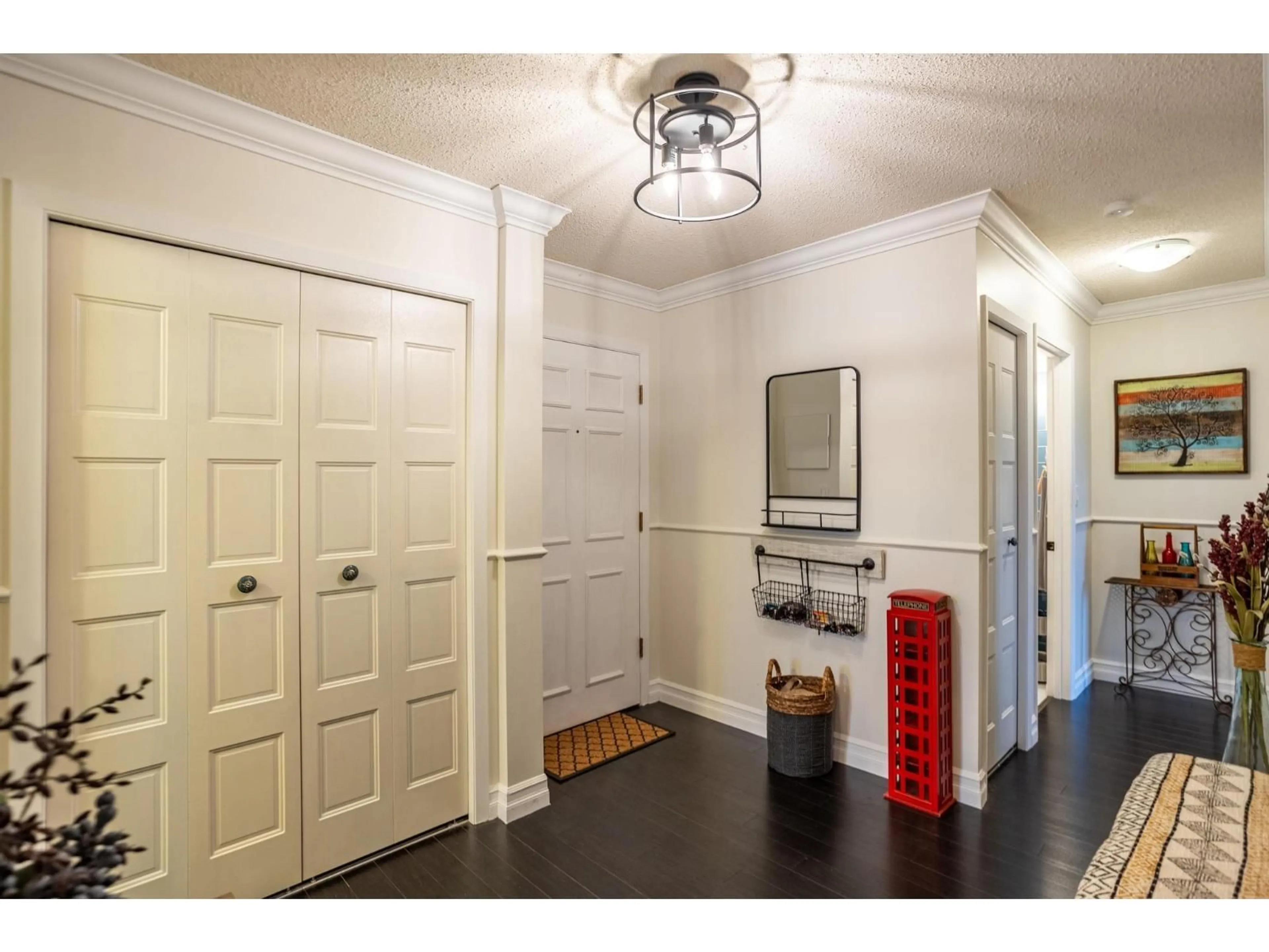 Indoor entryway for 301 - 1390 MARTIN STREET, White Rock British Columbia V4B3W5