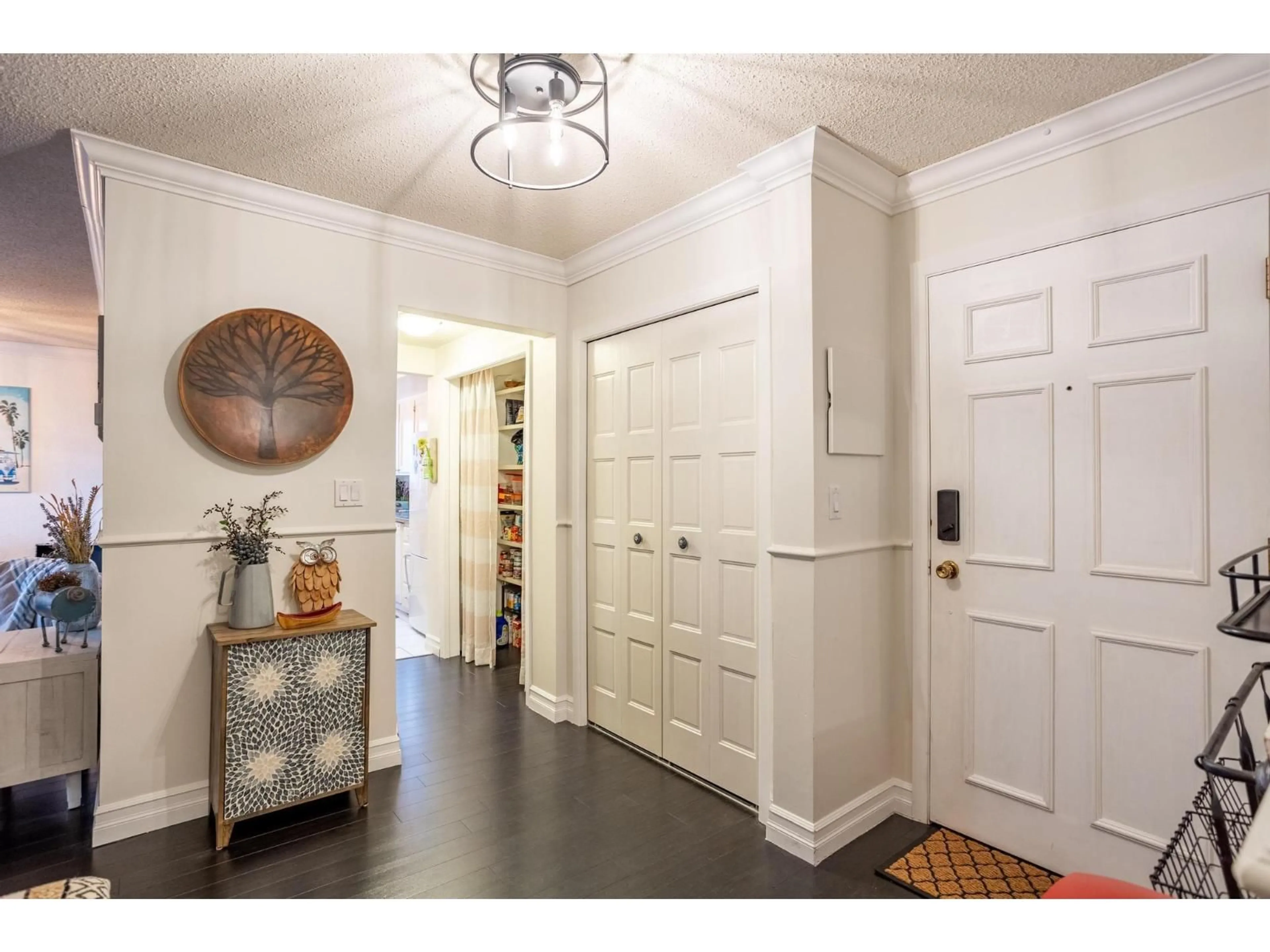 Indoor entryway for 301 - 1390 MARTIN STREET, White Rock British Columbia V4B3W5