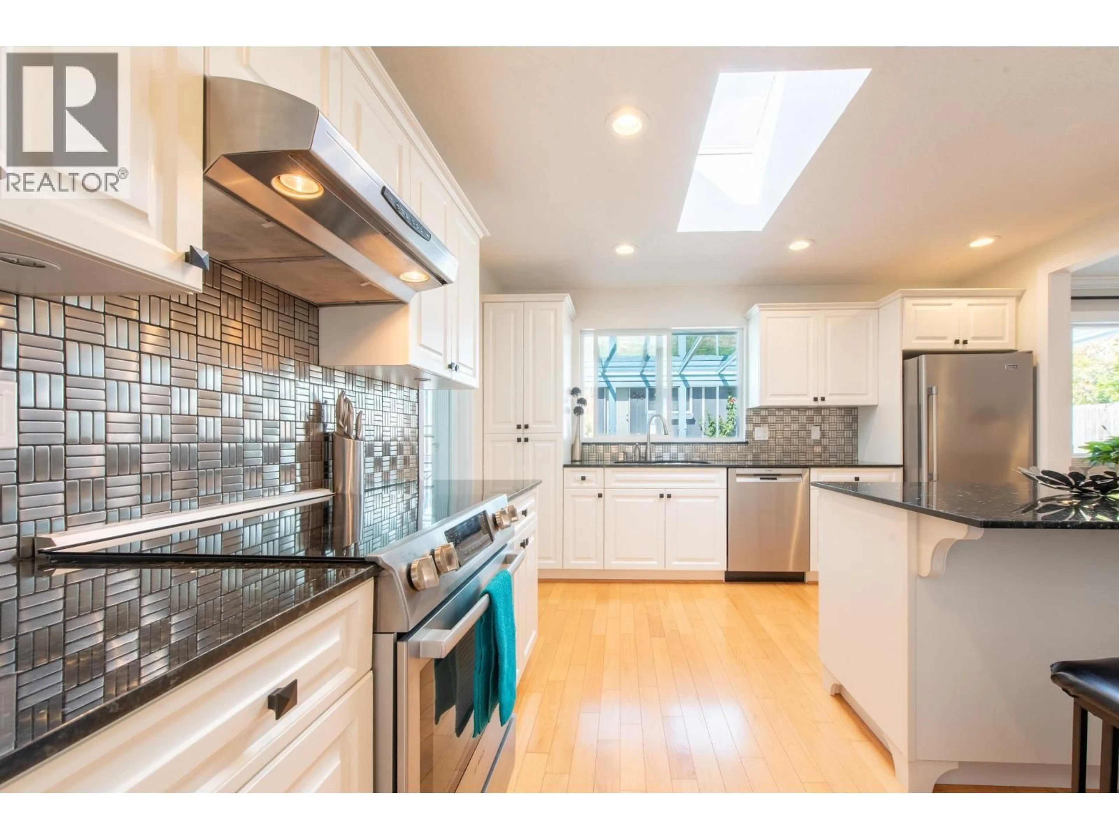 Open concept kitchen, ceramic/tile floor for 4144 BROWNING ROAD, Sechelt British Columbia V7Z0A2