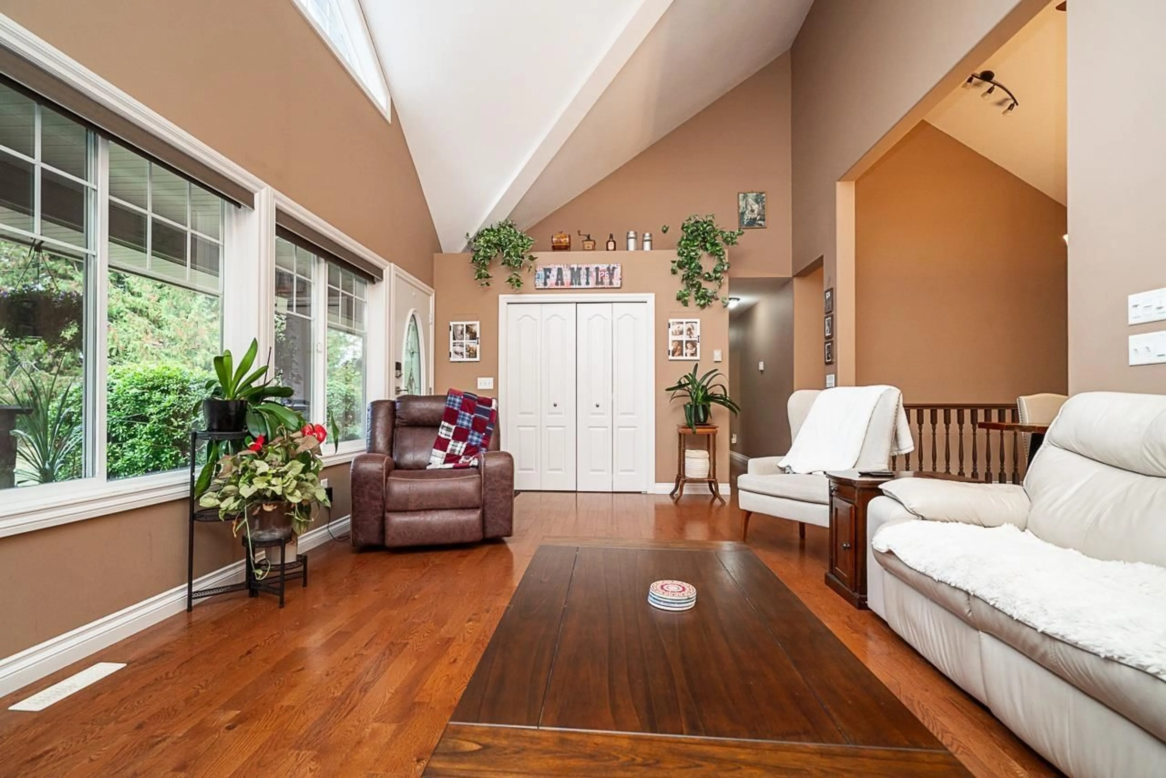 Indoor foyer for 42921 FROST ROAD, Columbia Valley British Columbia V2R4X8