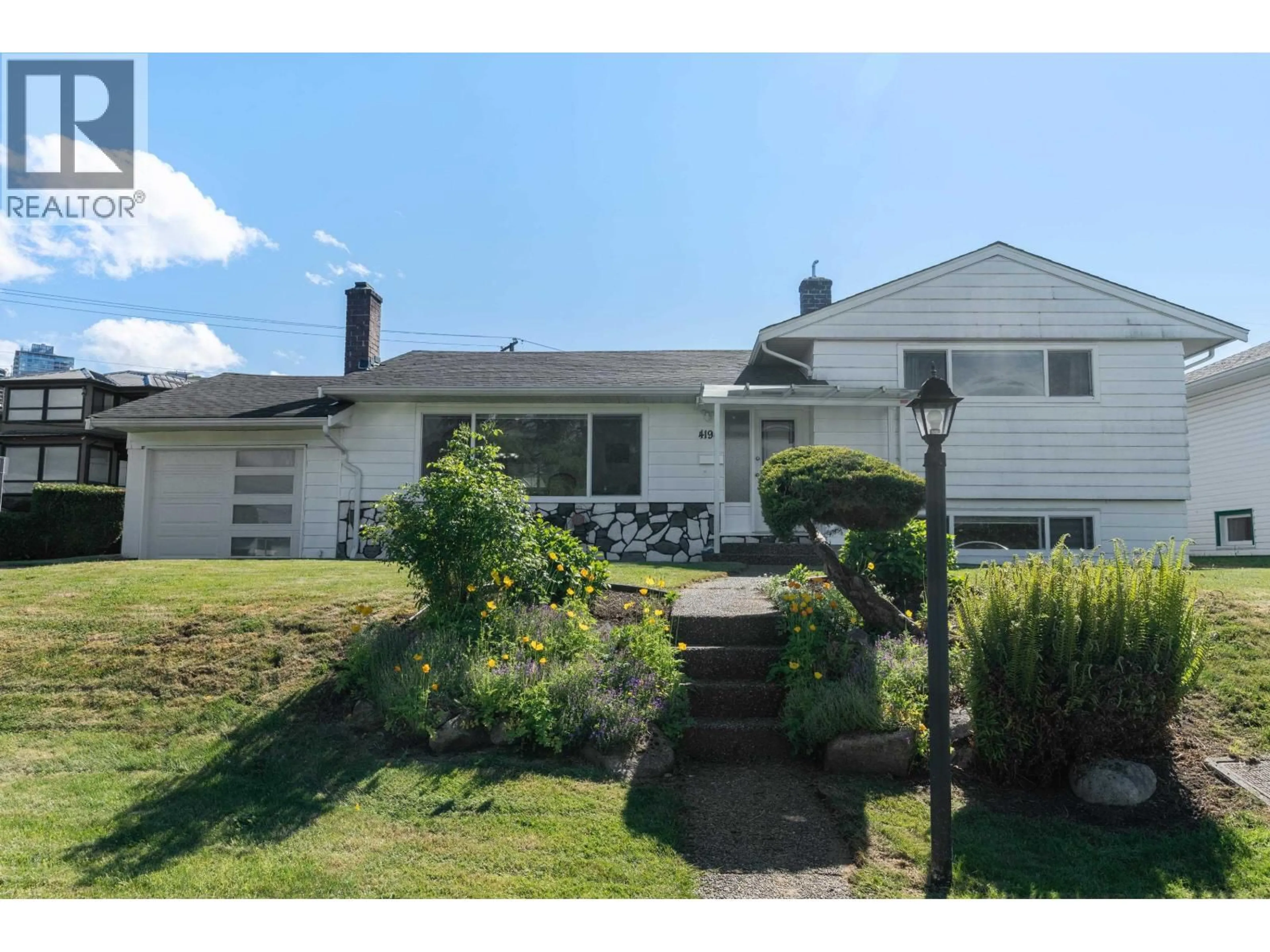 A pic from outside/outdoor area/front of a property/back of a property/a pic from drone, unknown for 4194 CHERRYWOOD CRESCENT, Burnaby British Columbia V5G2S1