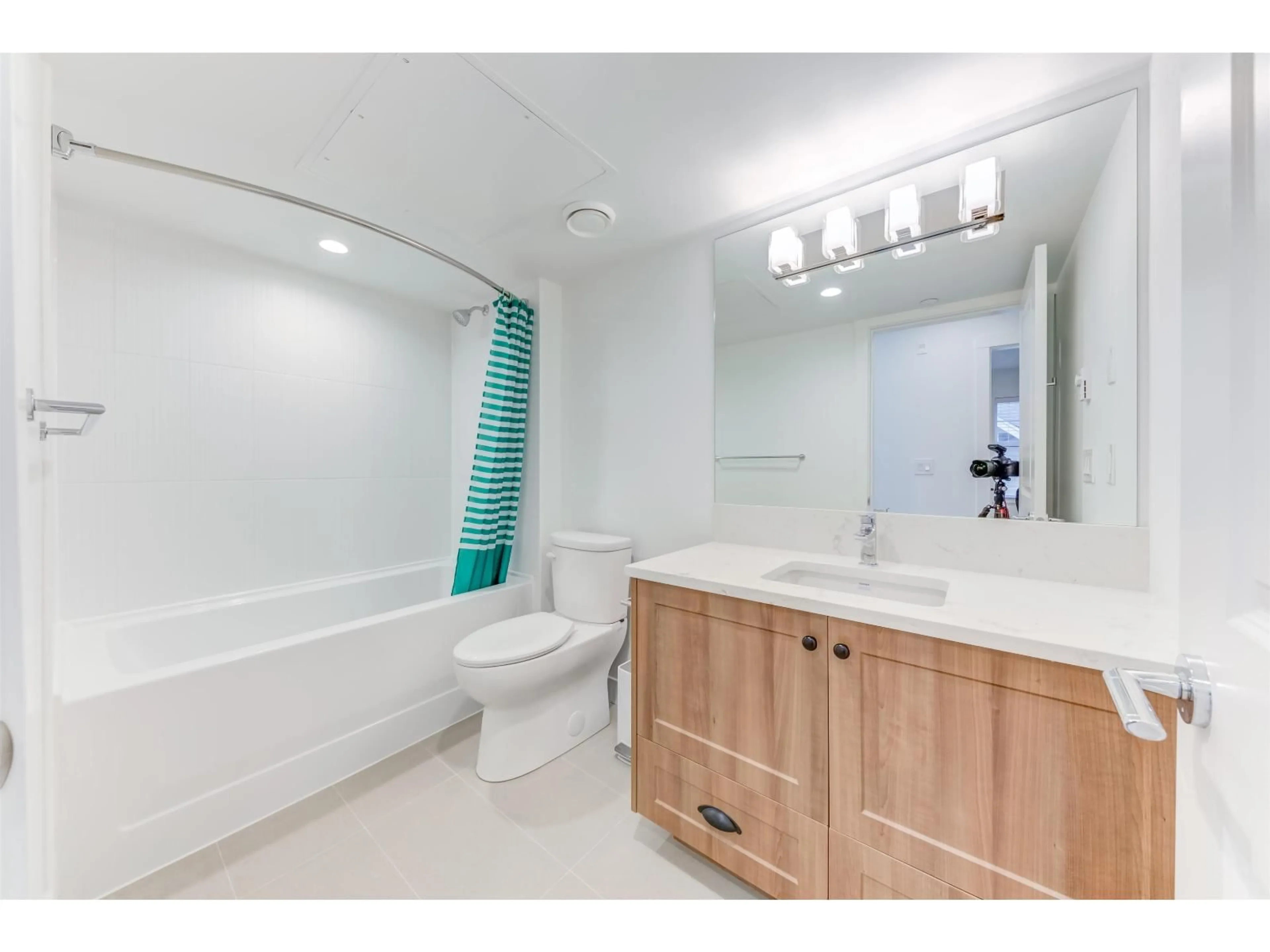 Standard bathroom, ceramic/tile floor for 74 - 20487 65 AVENUE, Langley British Columbia V2Y3K8