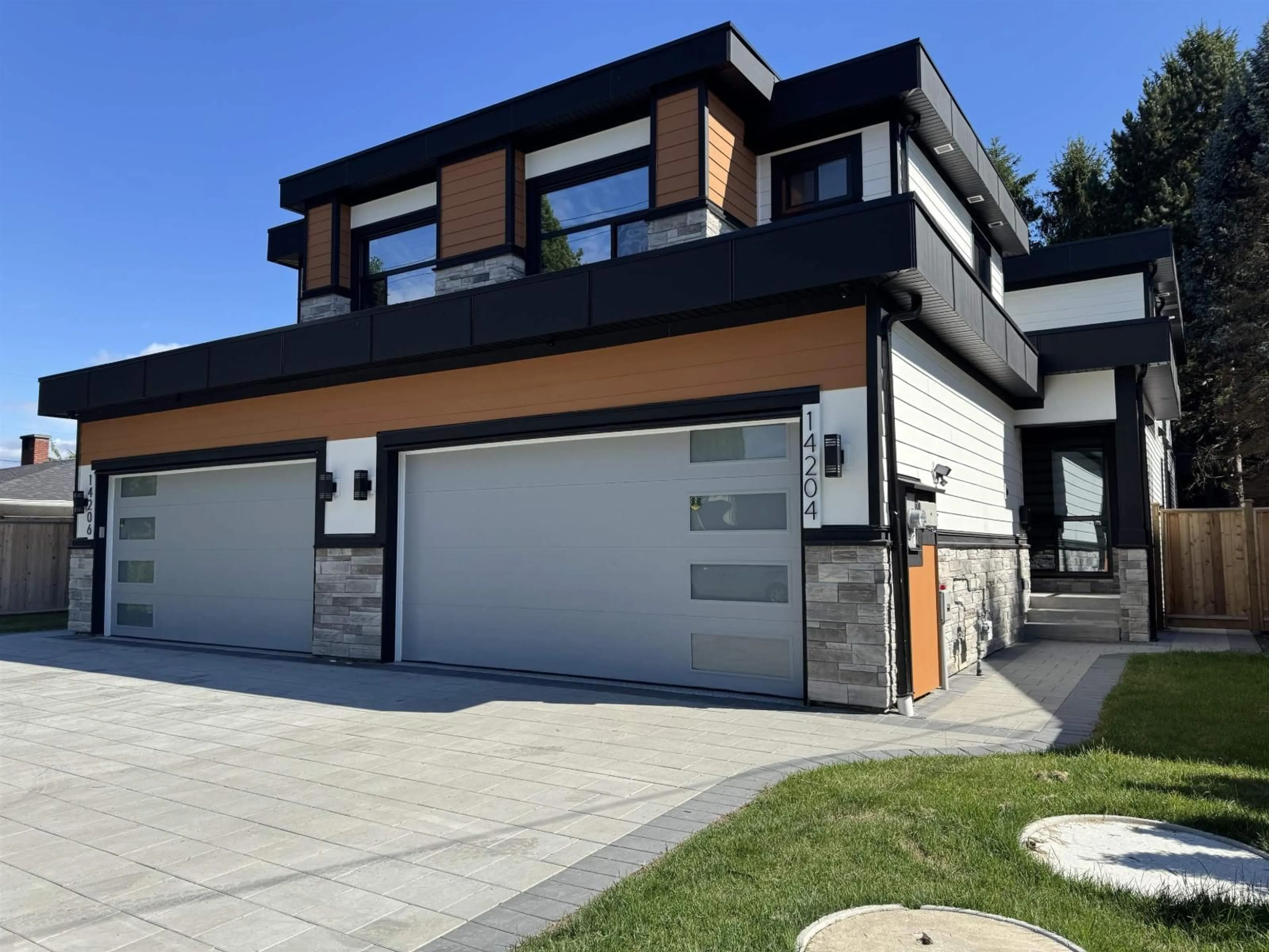 Home with vinyl exterior material, street for 14204 NORTH BLUFF ROAD, White Rock British Columbia V4B3C4