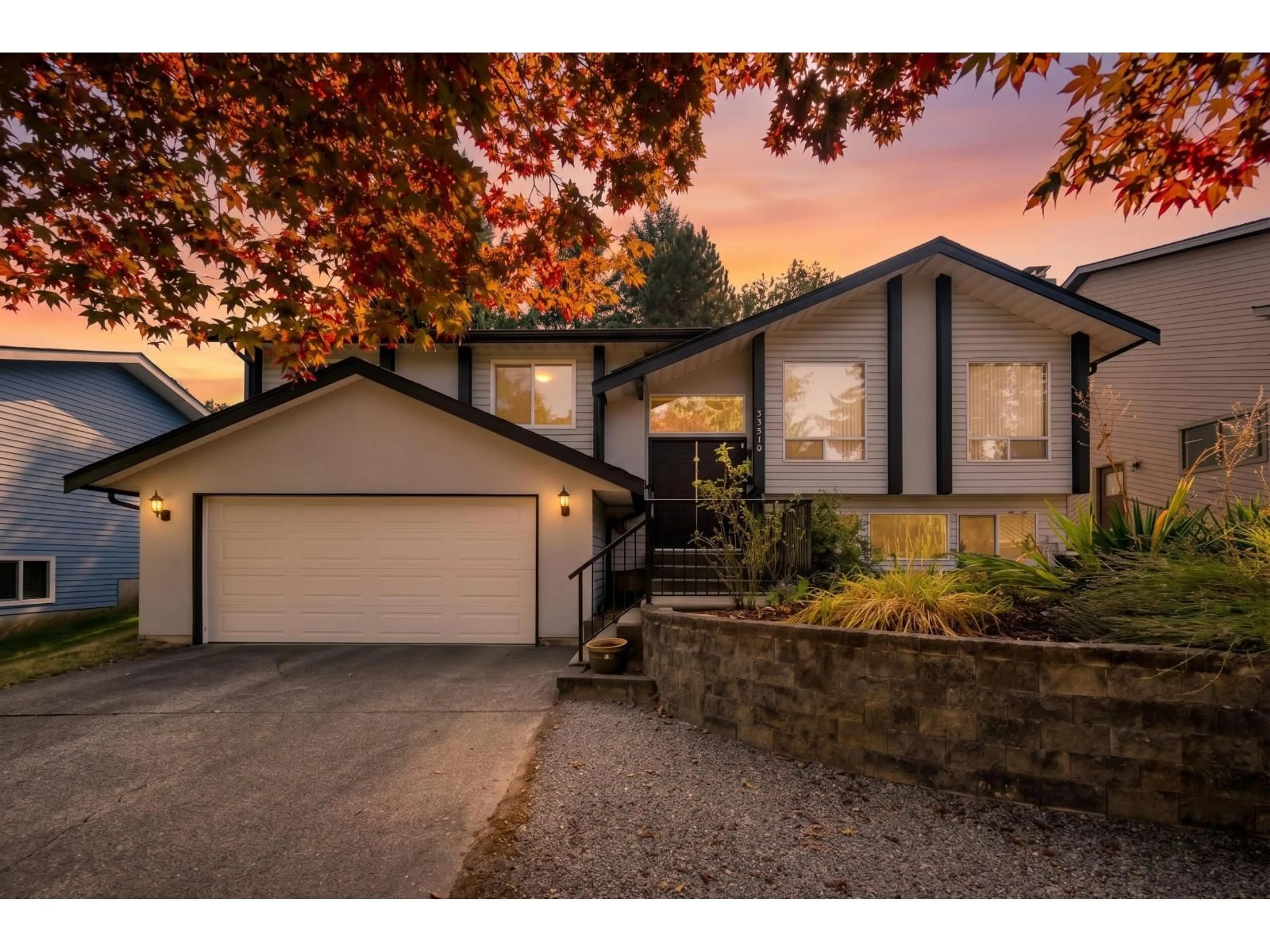 Home with vinyl exterior material, street for 33010 CAITHNESS PLACE, Abbotsford British Columbia V2S7B2