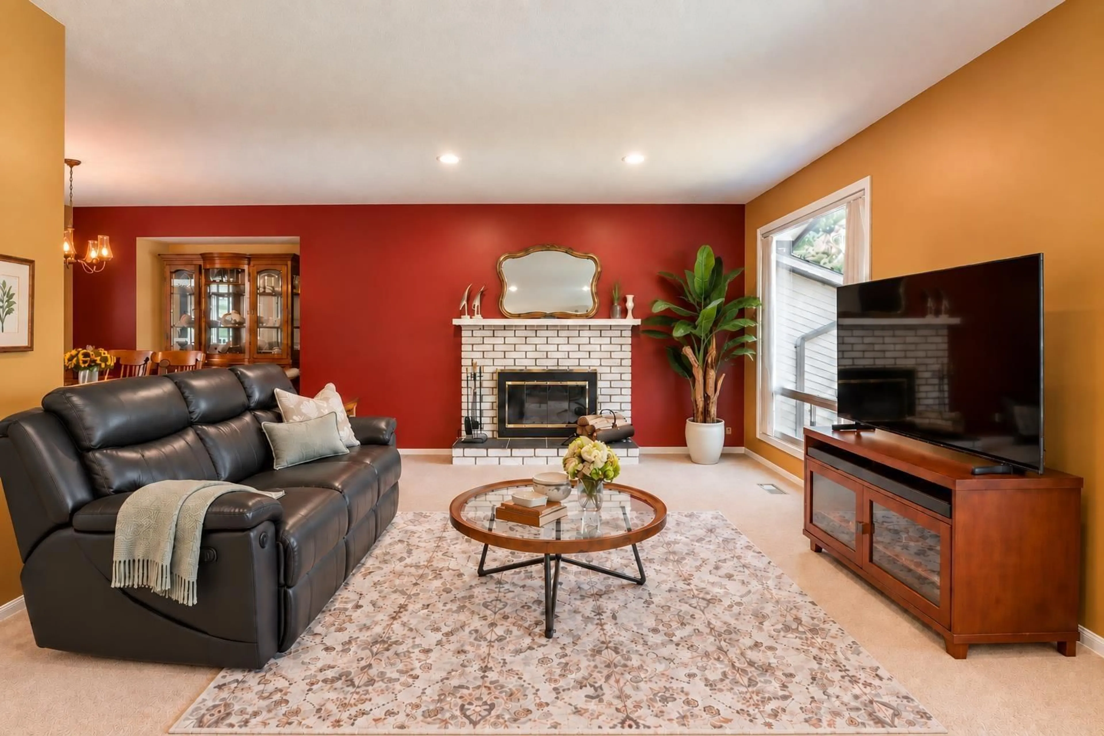 Living room with furniture, unknown for 33010 CAITHNESS PLACE, Abbotsford British Columbia V2S7B2