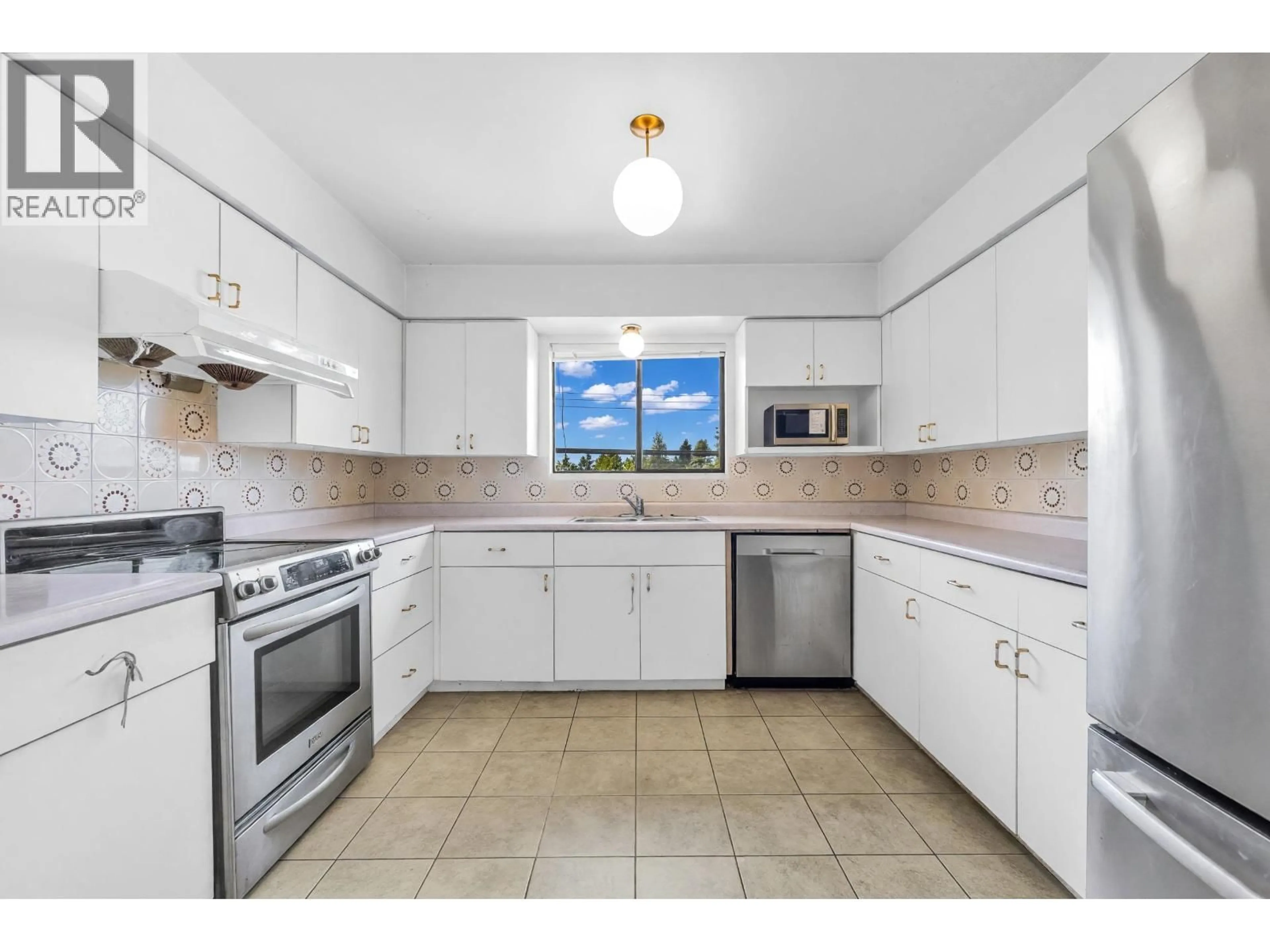 Standard kitchen, ceramic/tile floor for 970 DUTHIE AVENUE, Burnaby British Columbia V5A2P8