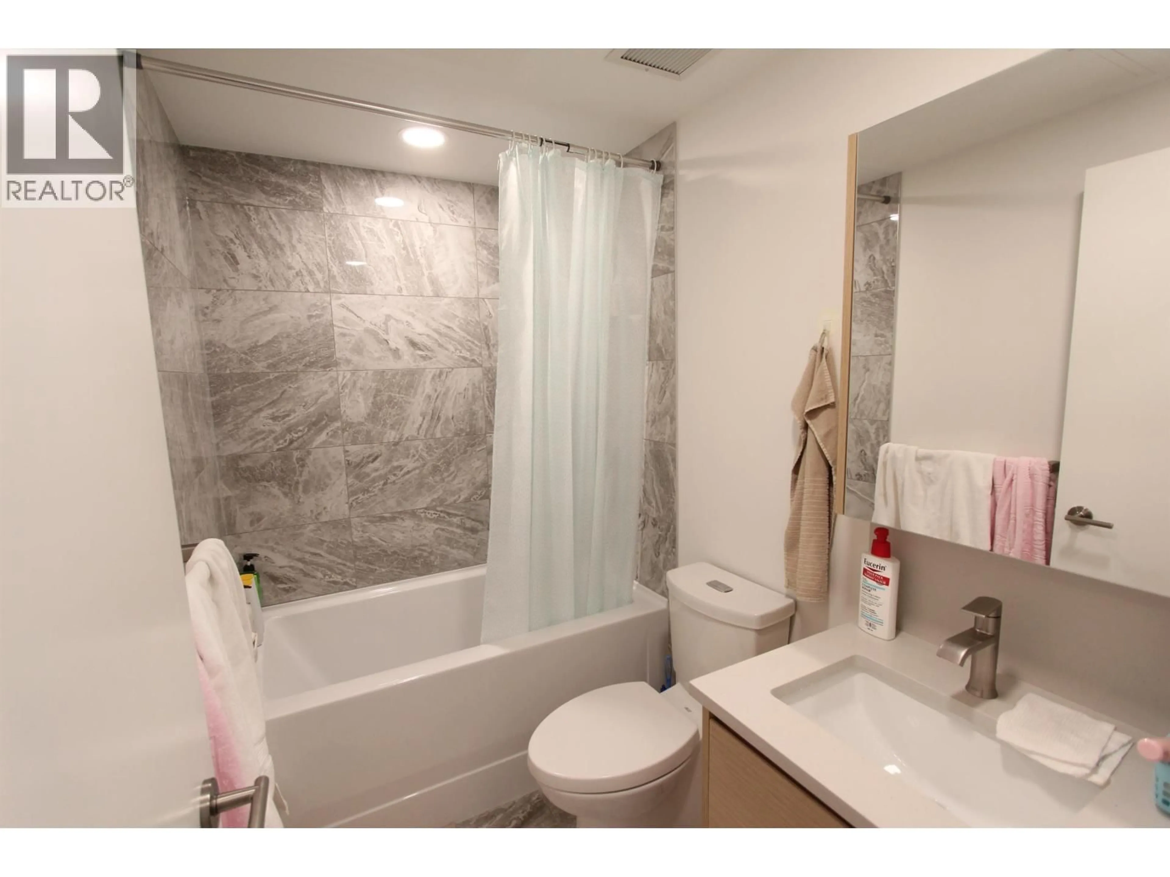 Standard bathroom, ceramic/tile floor for 803 - 4433 ALASKA STREET, Burnaby British Columbia V5C5T3