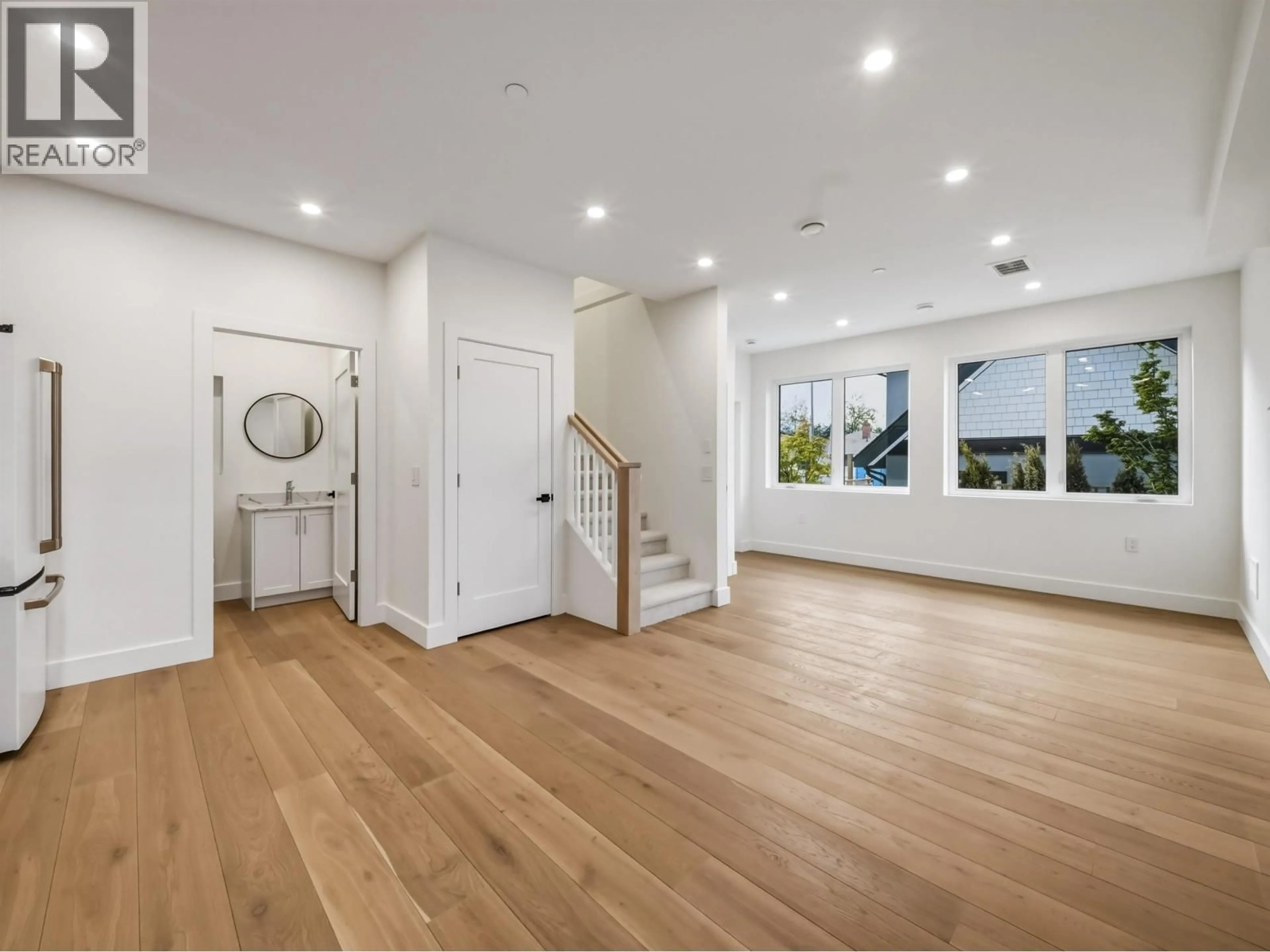 Unknown for 2 - 2339 PARKER STREET, Vancouver British Columbia V5L2M2