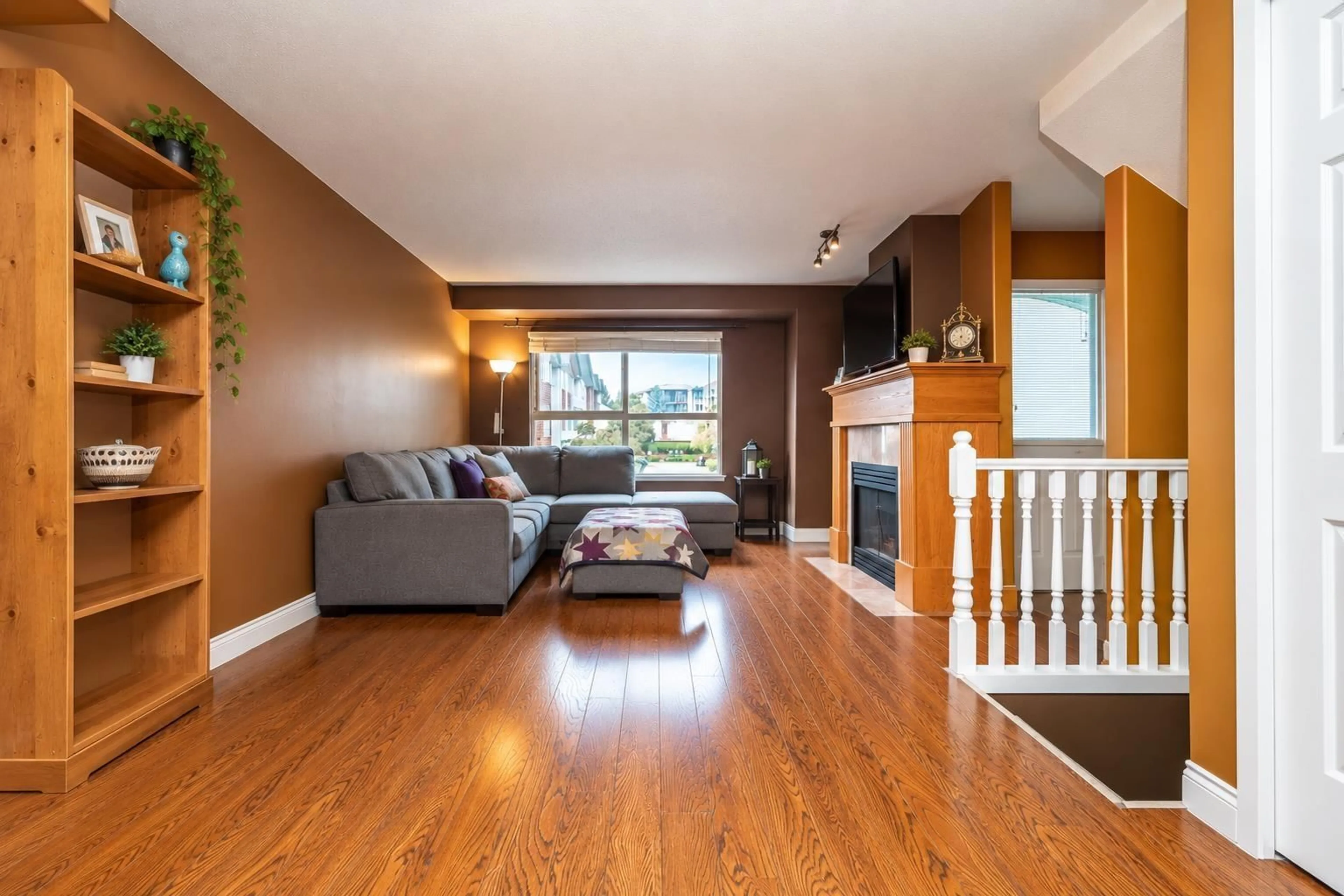 Living room with furniture, wood/laminate floor for 40 - 9470 HAZEL STREET, Chilliwack British Columbia V2P5N1