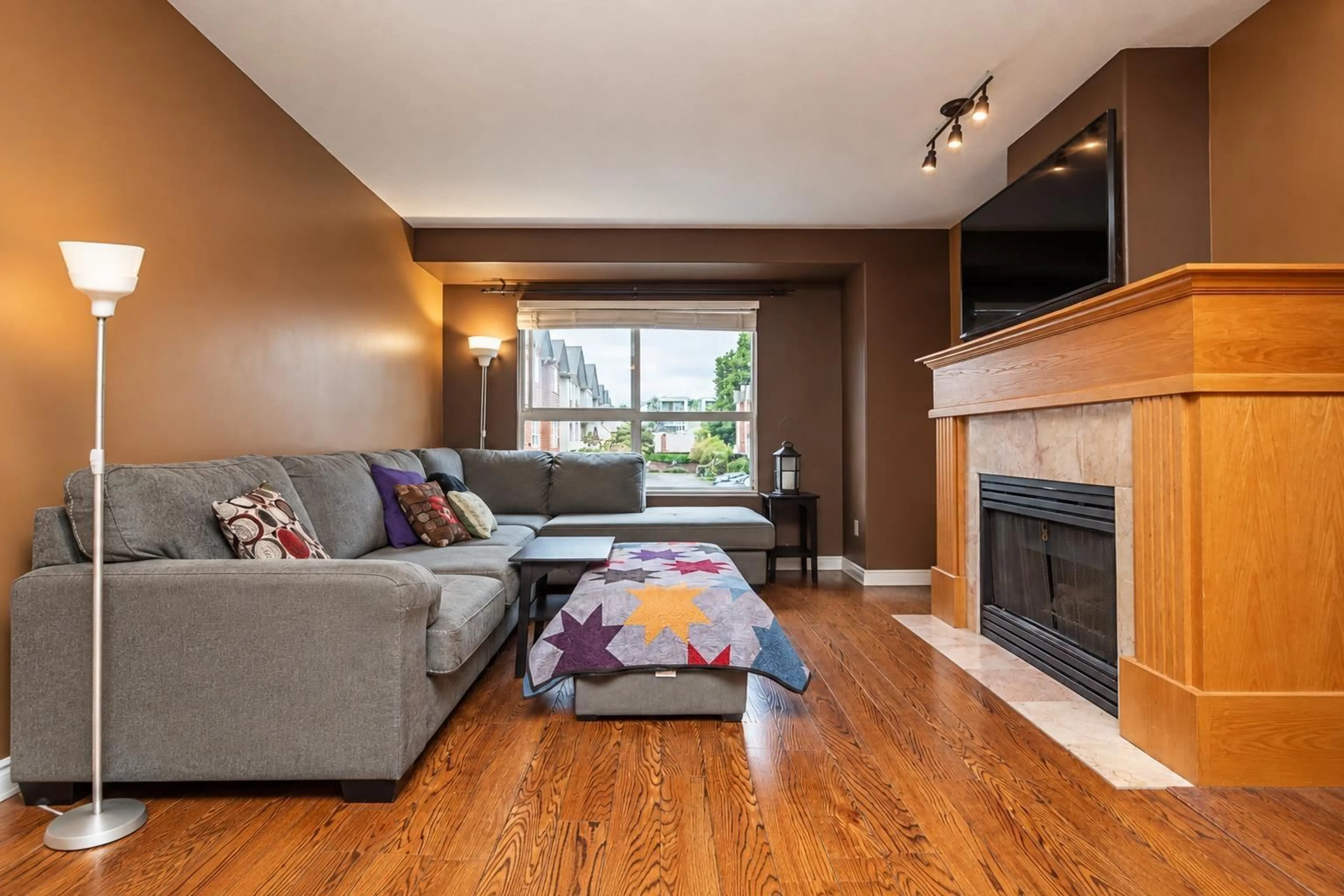 Living room with furniture, wood/laminate floor for 40 - 9470 HAZEL STREET, Chilliwack British Columbia V2P5N1