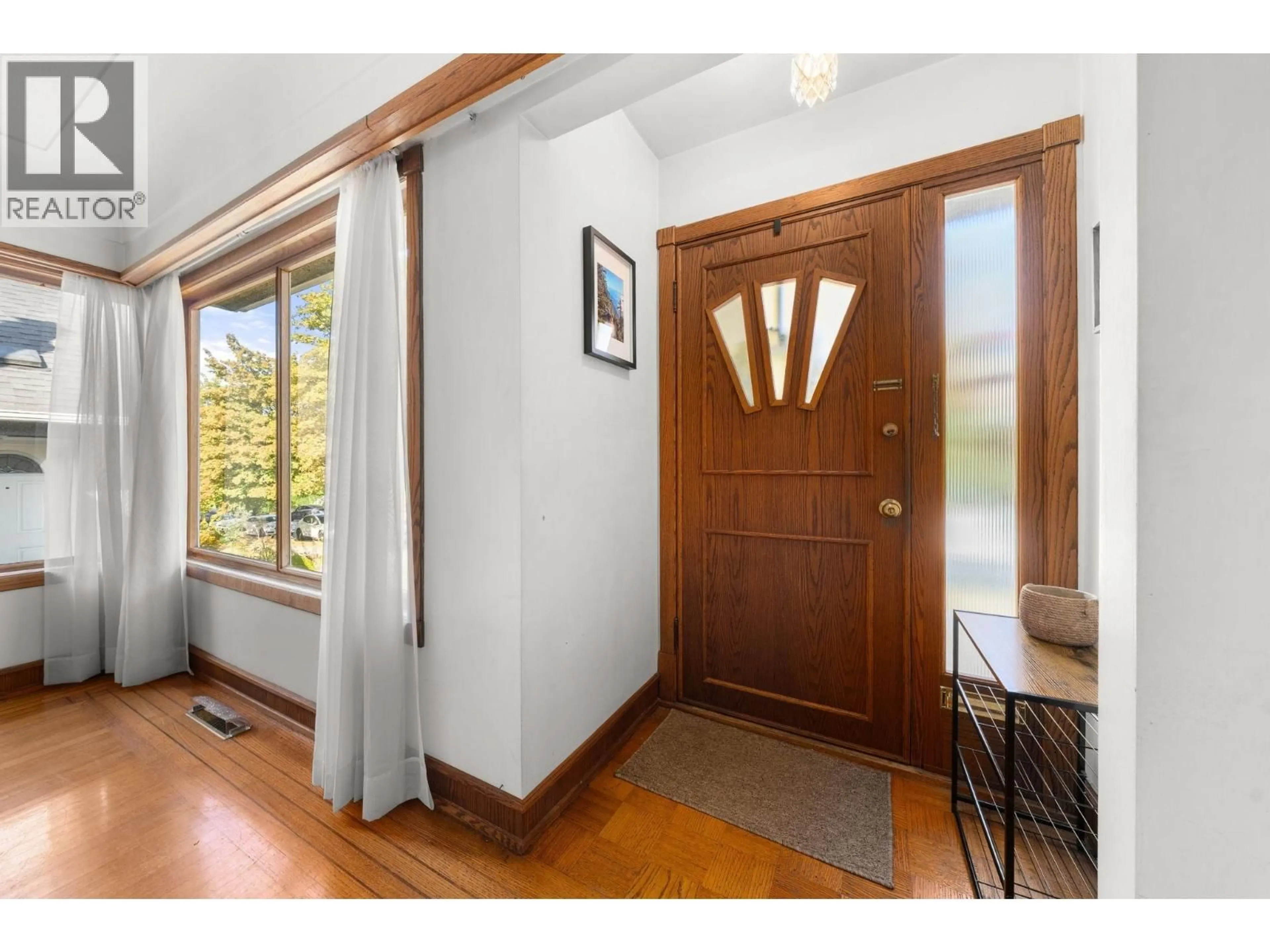 Indoor entryway for 2554 ADANAC STREET, Vancouver British Columbia V5K2M5
