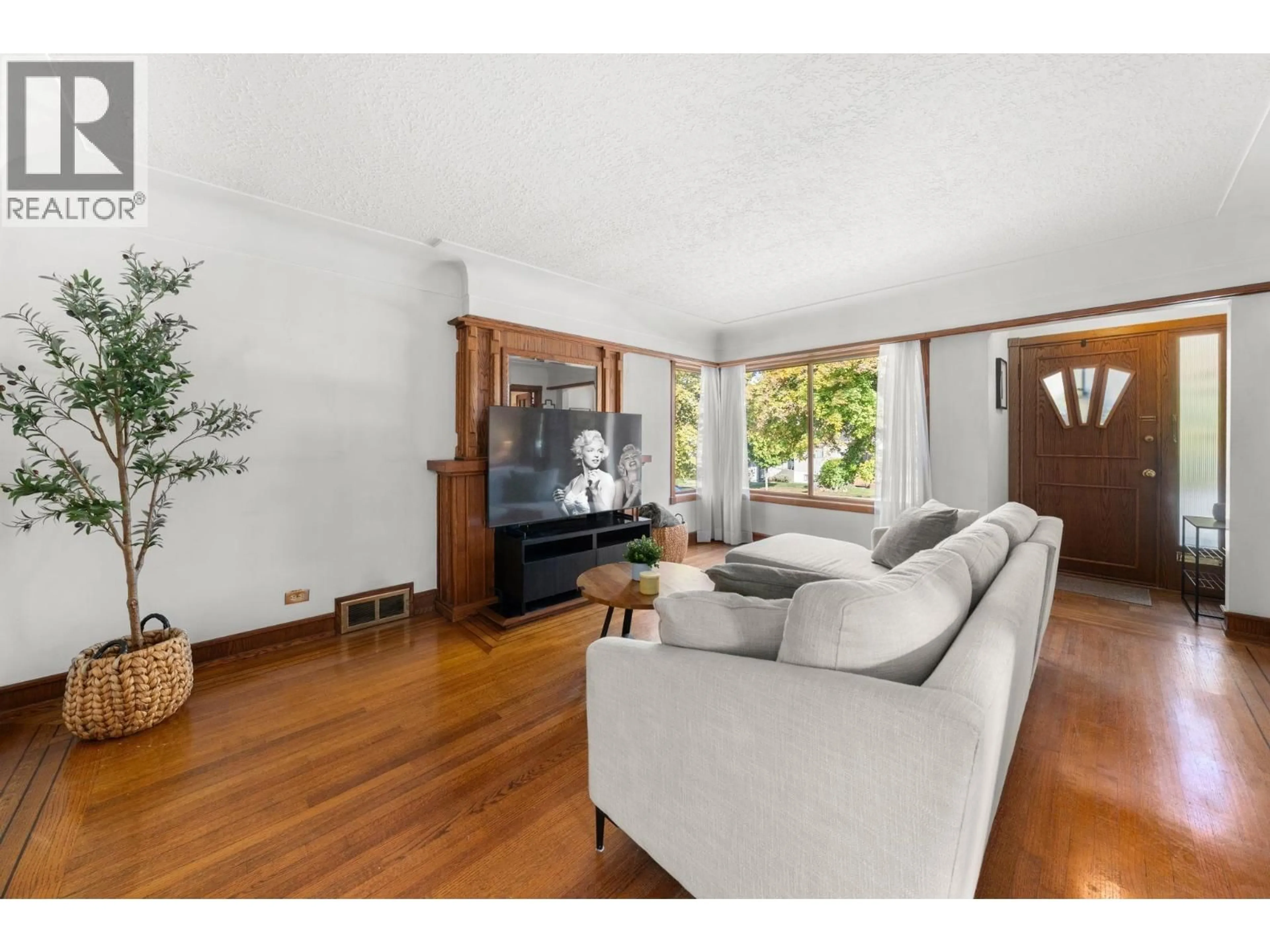 Living room with furniture, wood/laminate floor for 2554 ADANAC STREET, Vancouver British Columbia V5K2M5