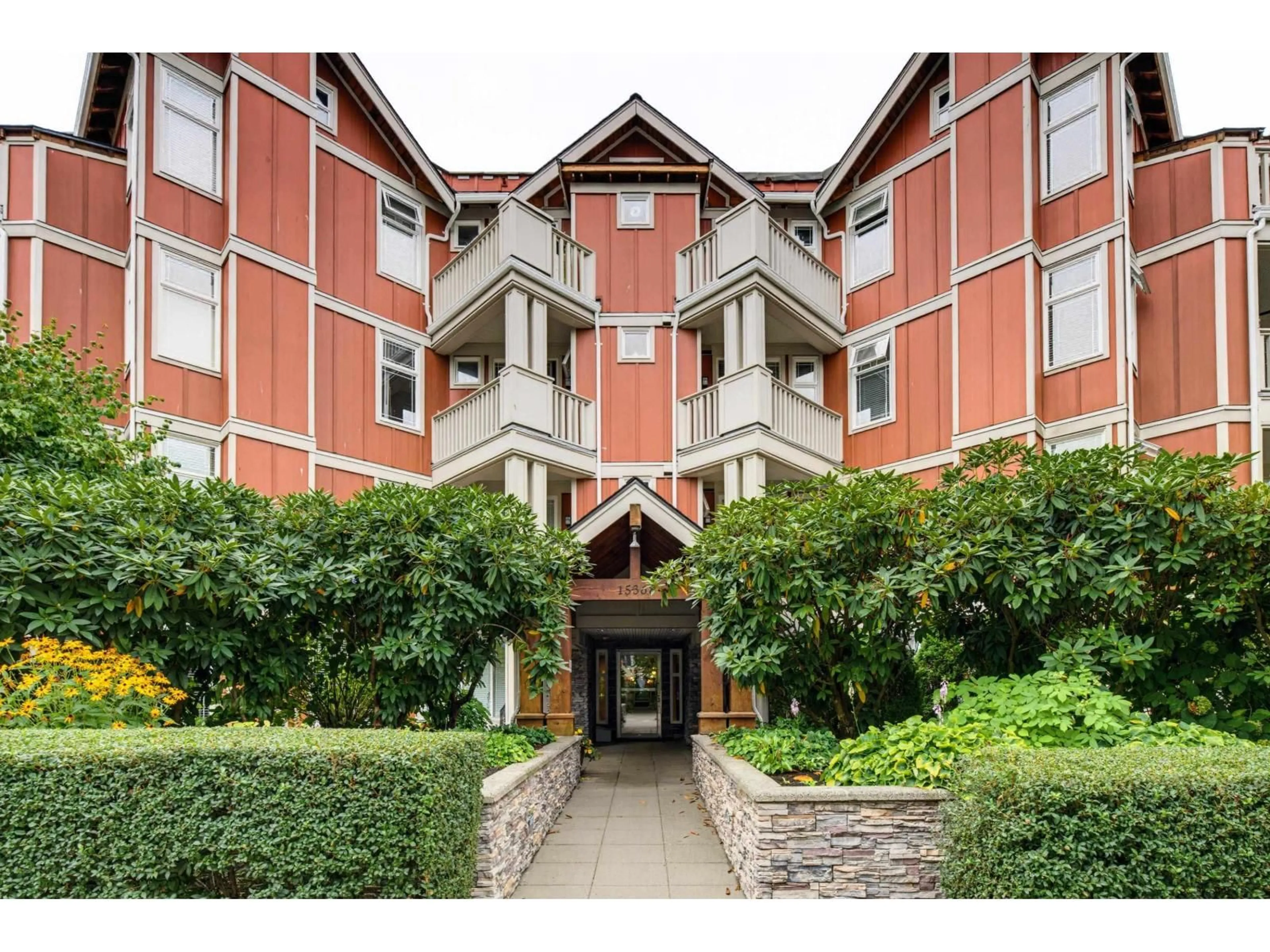 Indoor foyer for 305 - 15368 16A AVENUE, Surrey British Columbia V4A1S9