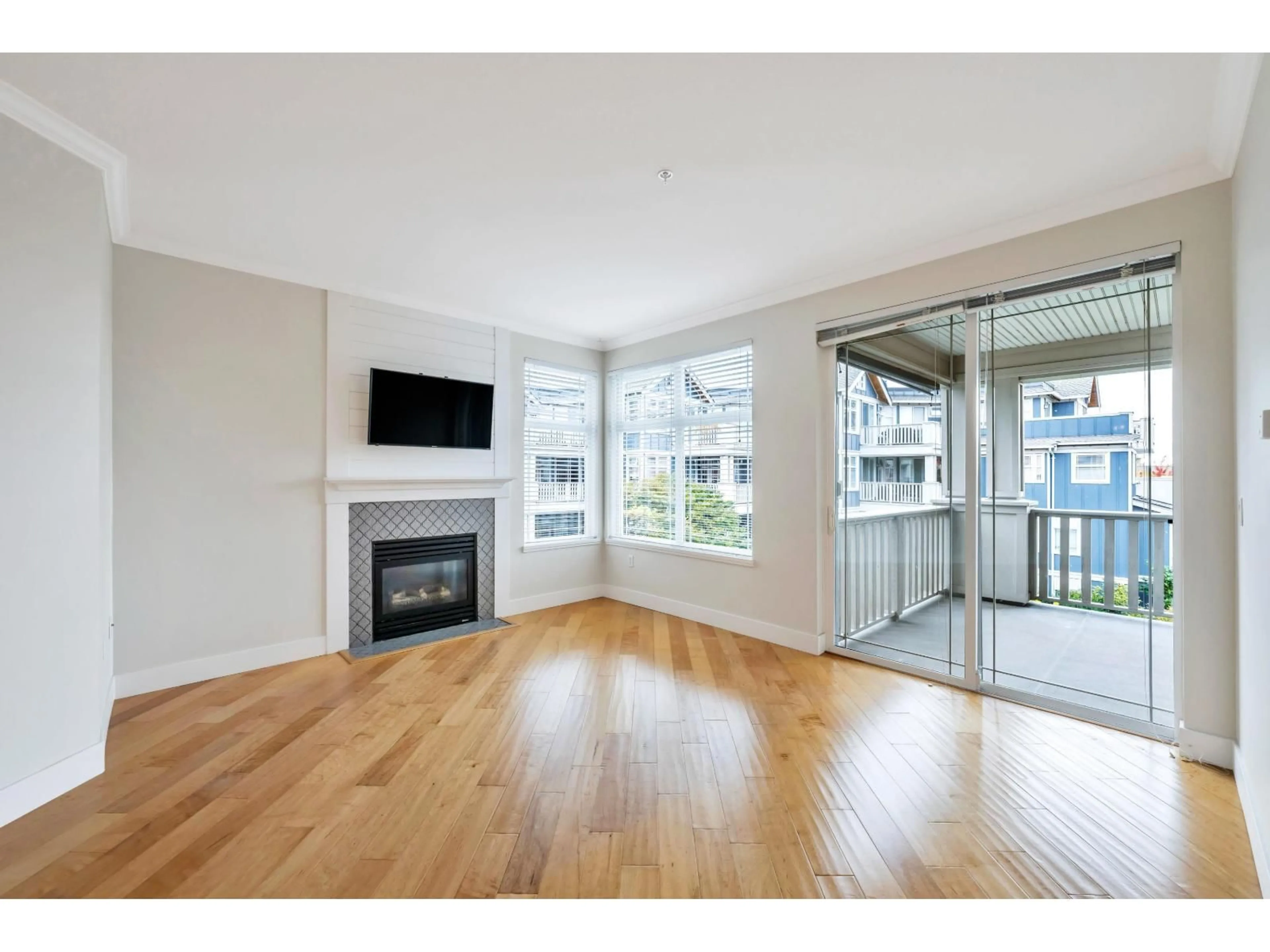 A pic of a room for 305 - 15368 16A AVENUE, Surrey British Columbia V4A1S9