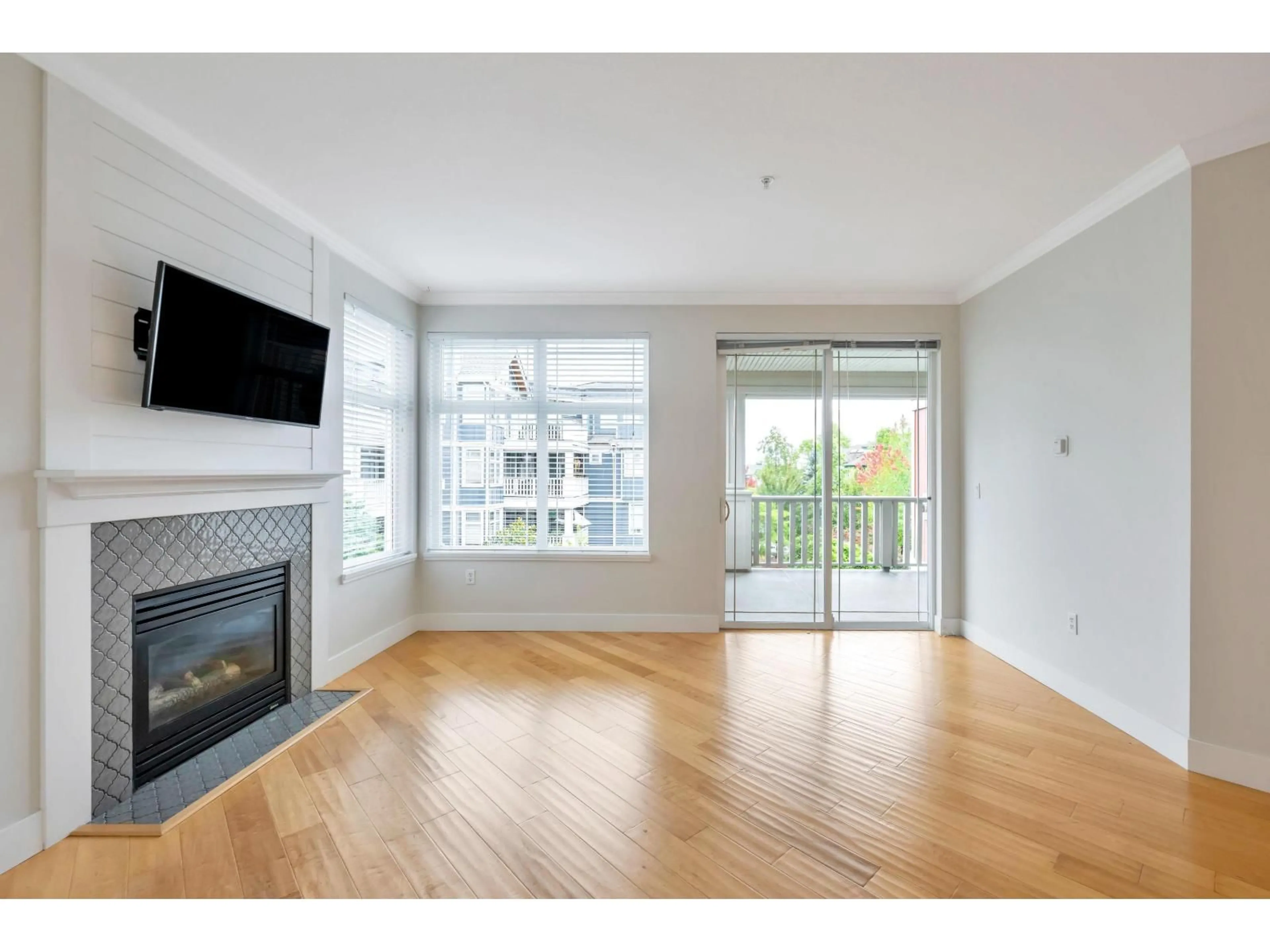 A pic of a room for 305 - 15368 16A AVENUE, Surrey British Columbia V4A1S9