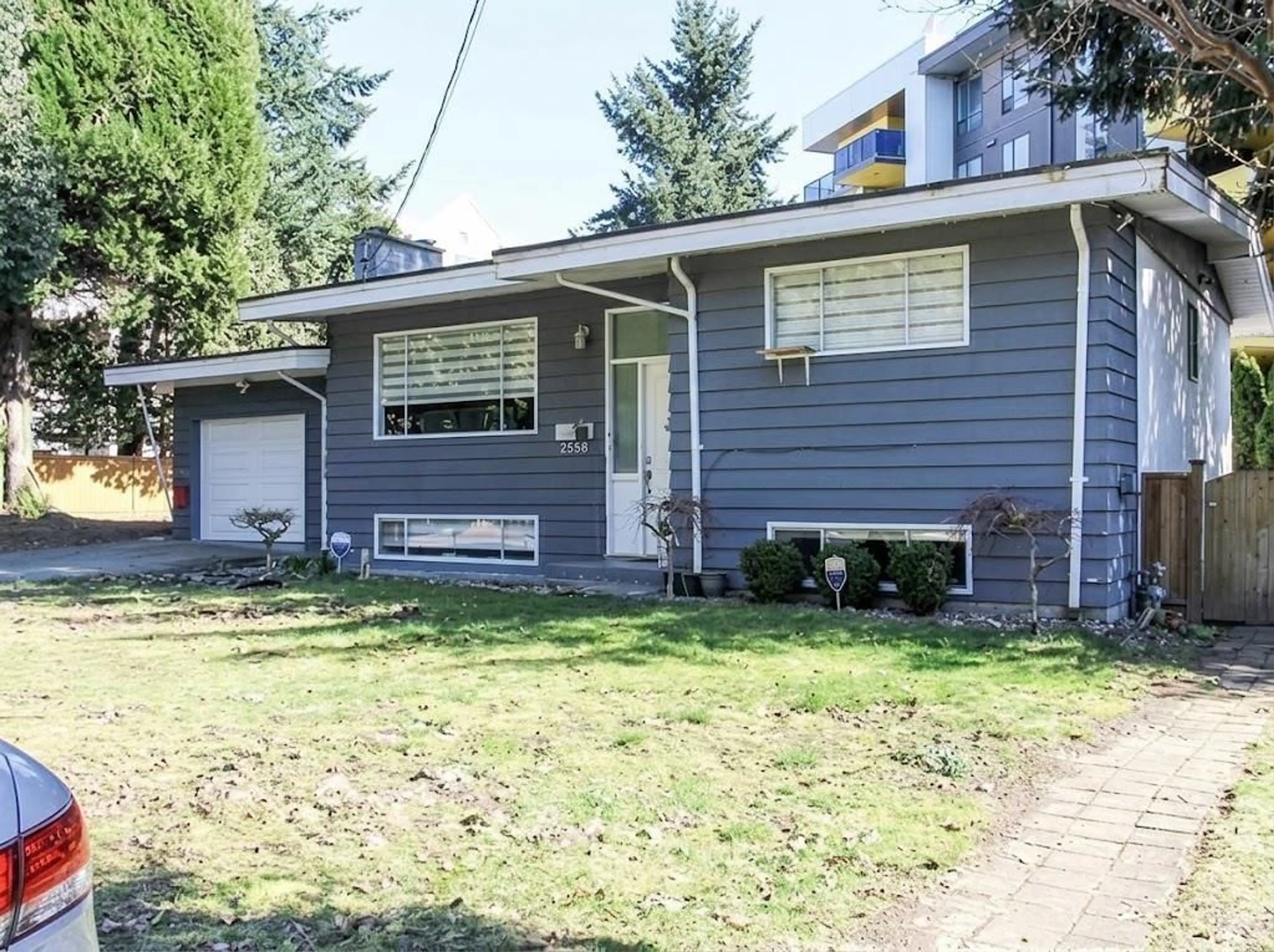 Home with vinyl exterior material, street for 2558 LAKEVIEW CRESCENT, Abbotsford British Columbia V2S3A9
