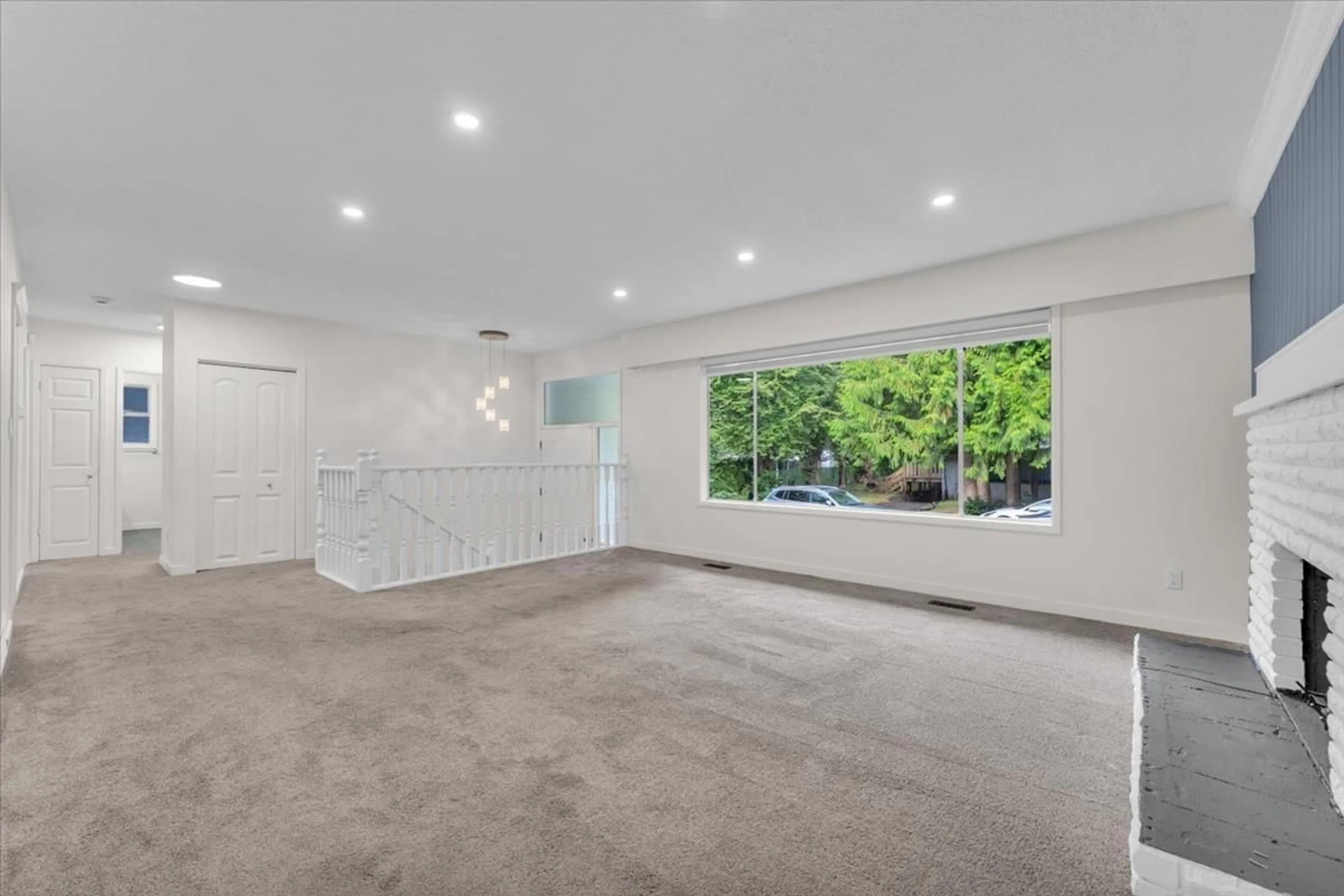 Indoor foyer for 2558 LAKEVIEW CRESCENT, Abbotsford British Columbia V2S3A9