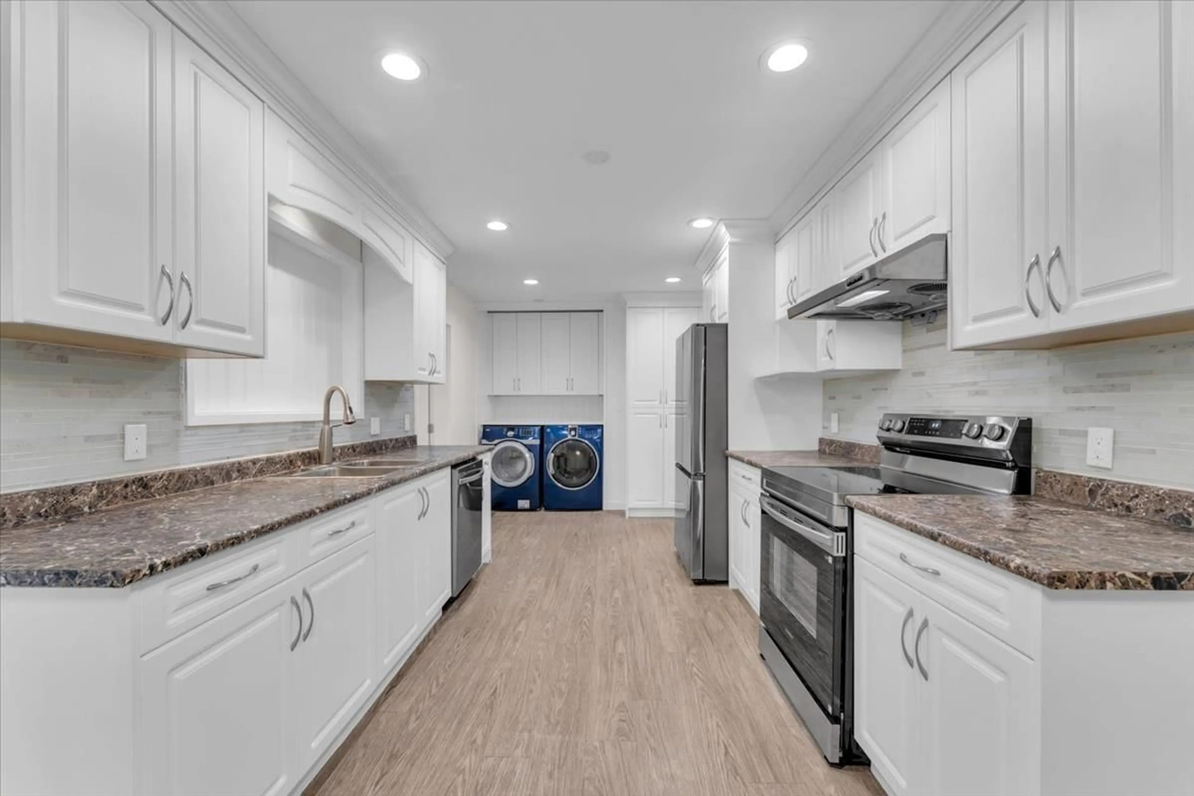 Kitchen with laundary machines, unknown for 2558 LAKEVIEW CRESCENT, Abbotsford British Columbia V2S3A9