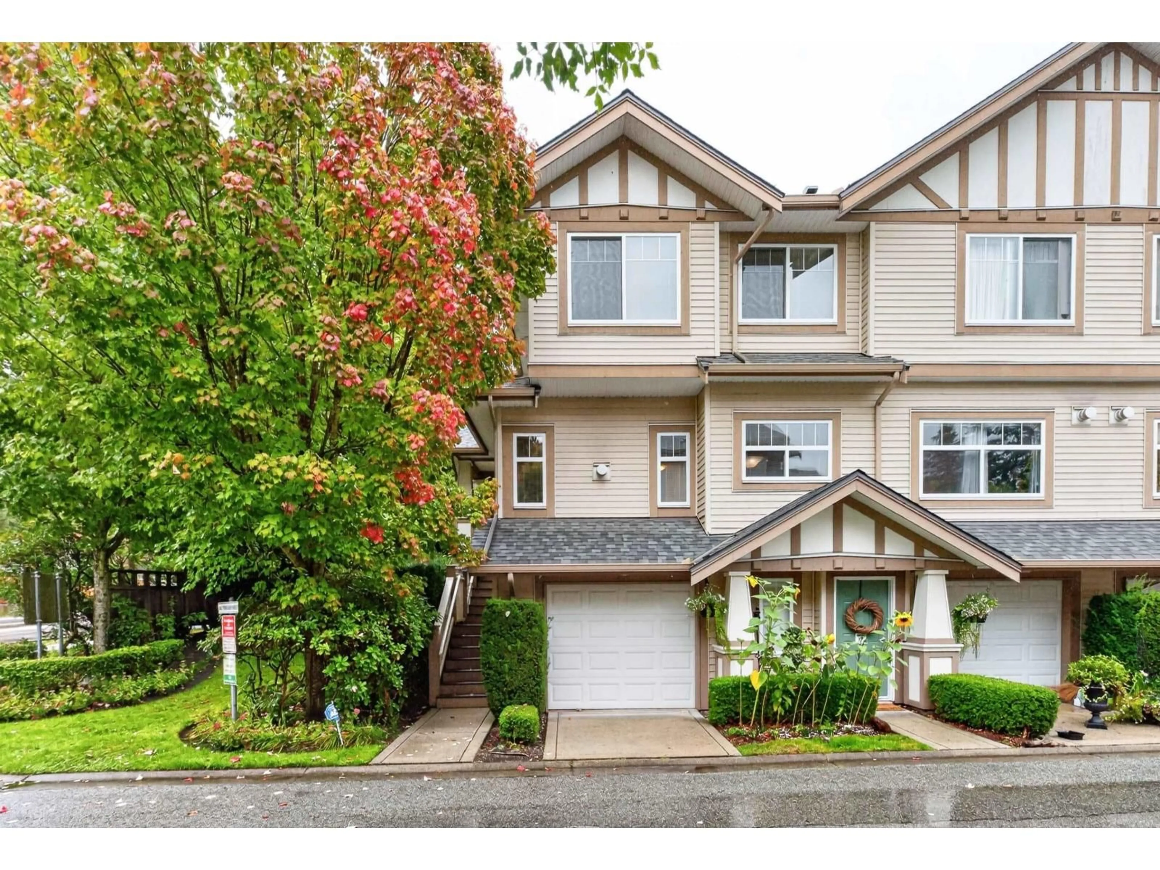 Home with vinyl exterior material, street for 20 - 2678 KING GEORGE BOULEVARD, Surrey British Columbia V4P1H6
