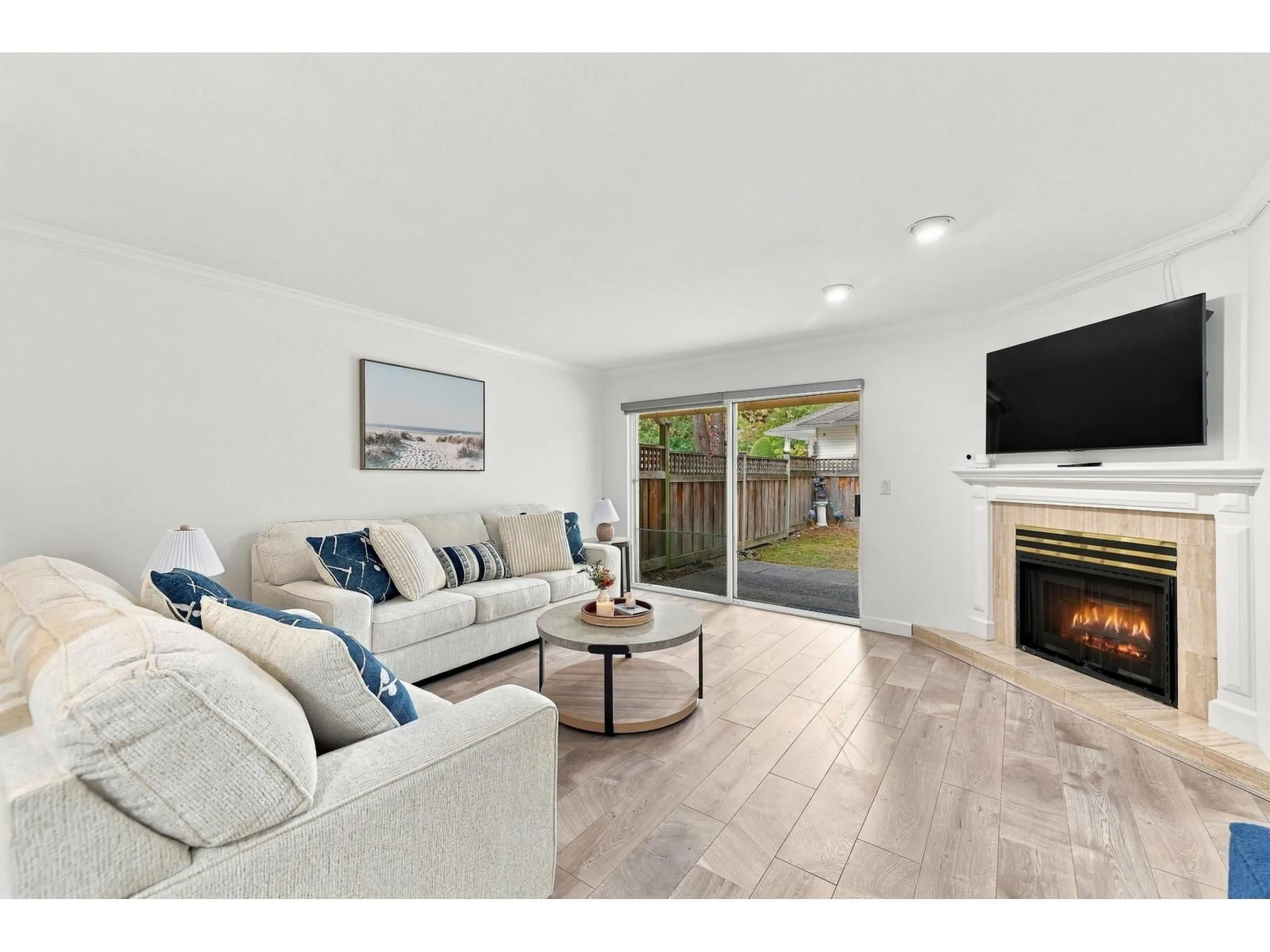 Living room with furniture, wood/laminate floor for 109 - 12163 68 AVENUE, Surrey British Columbia V3W1H2