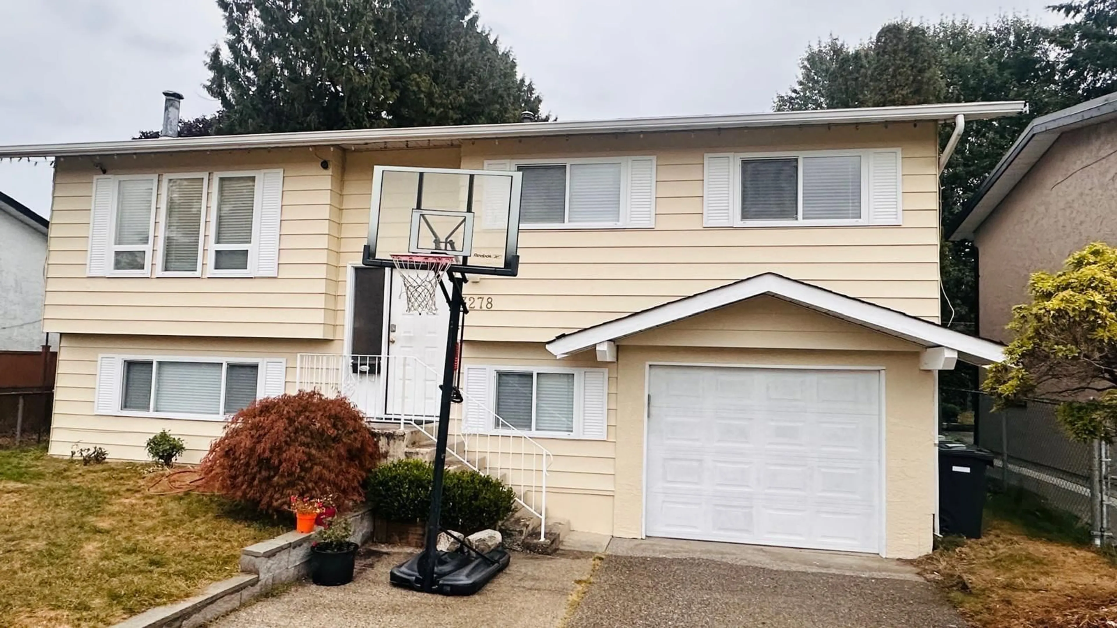 Home with vinyl exterior material, street for 3278 ASTORIA CRESCENT, Abbotsford British Columbia V2T4R1