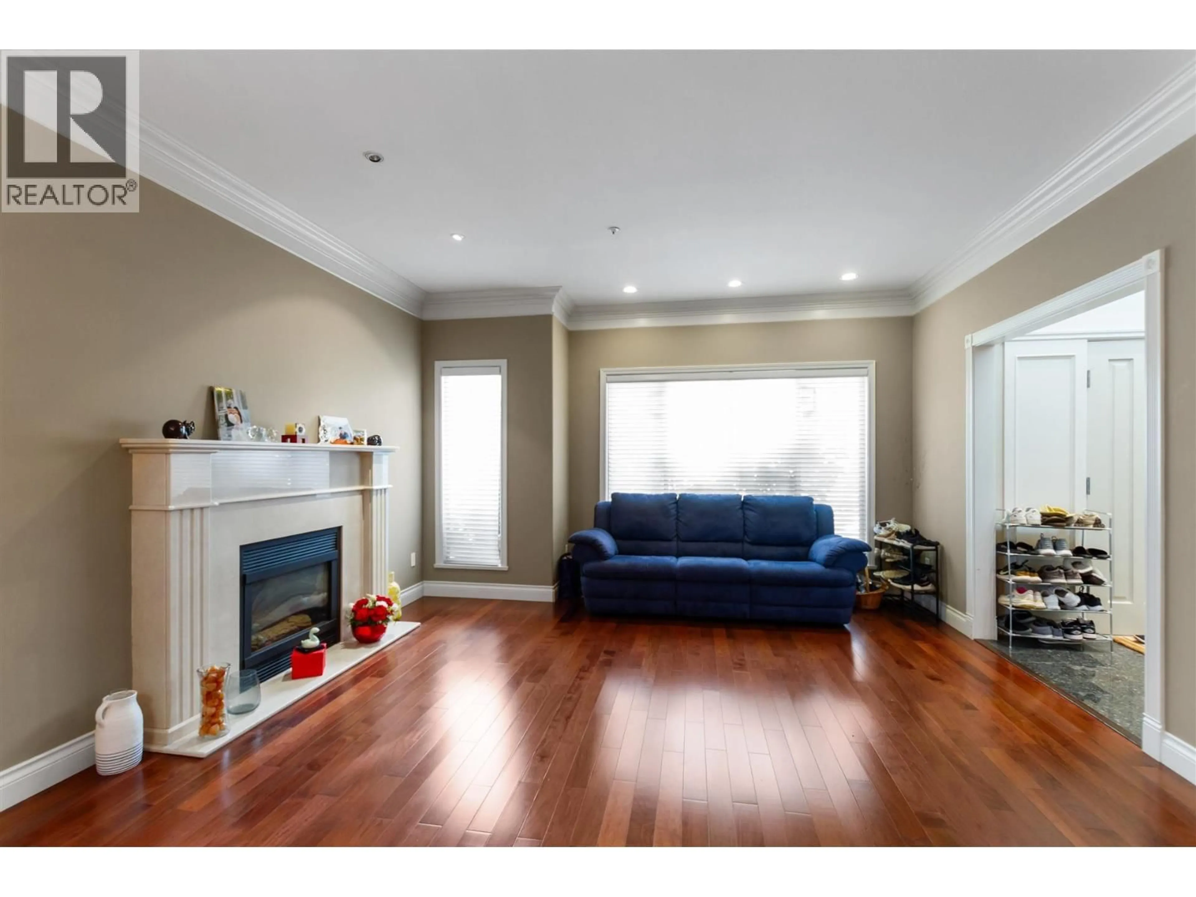 Living room with furniture, wood/laminate floor for 328 26TH AVENUE, Vancouver British Columbia V5Y2J9