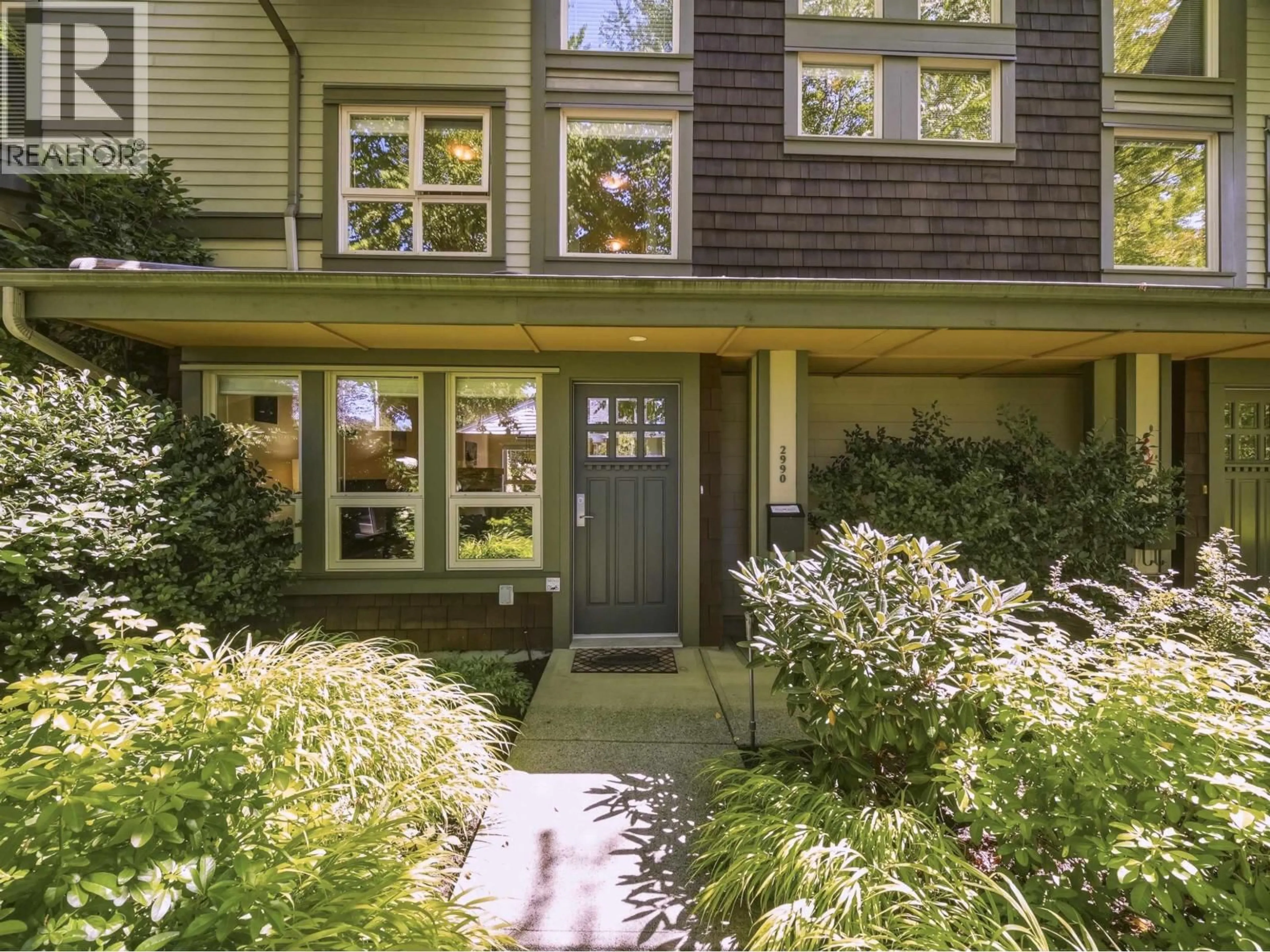 Indoor entryway for 2990 CHESTERFIELD AVENUE, North Vancouver British Columbia V7N3M6