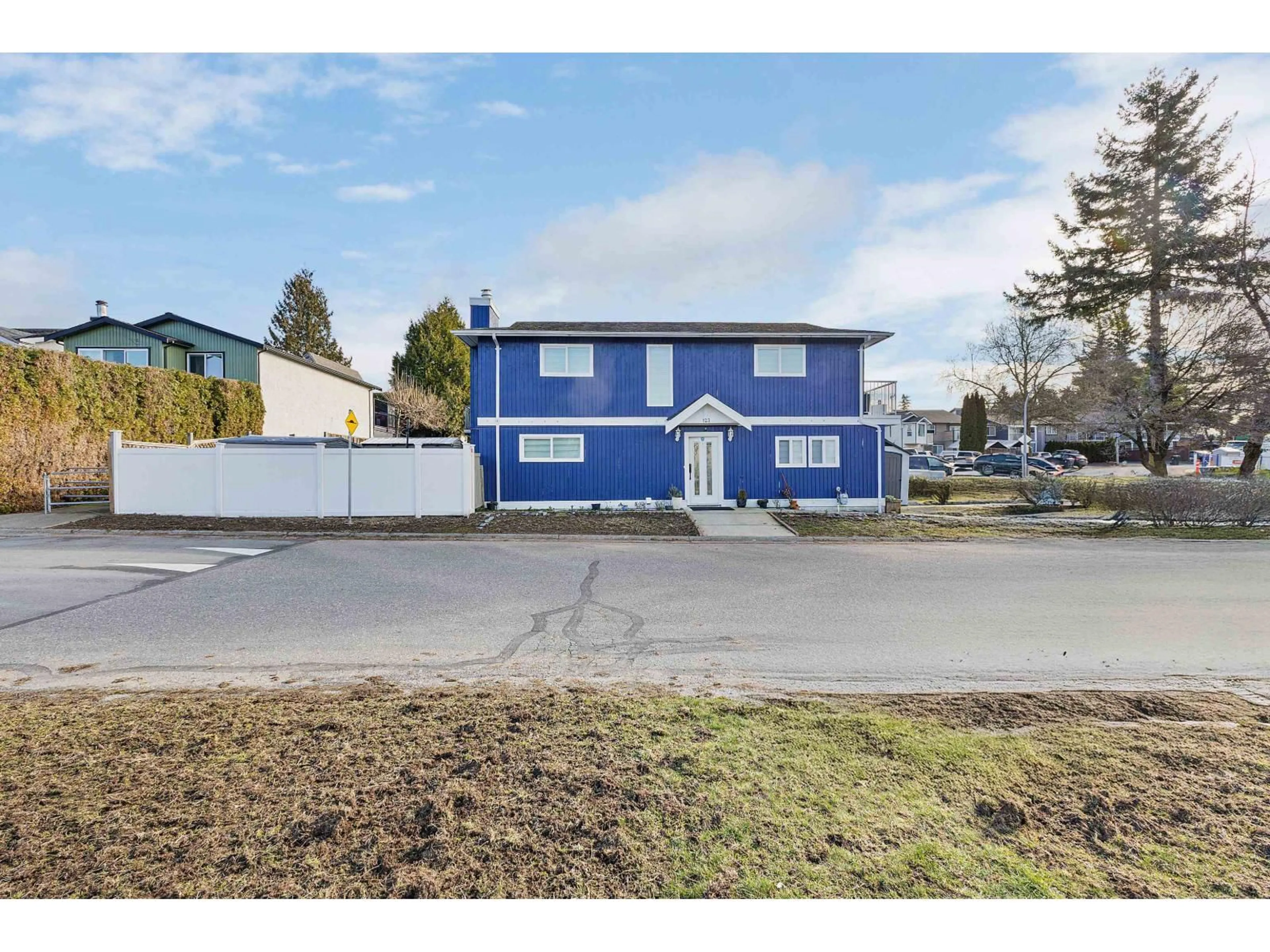 A pic from outside/outdoor area/front of a property/back of a property/a pic from drone, street for 123 SPRINGFIELD DRIVE, Langley British Columbia V4W3K6