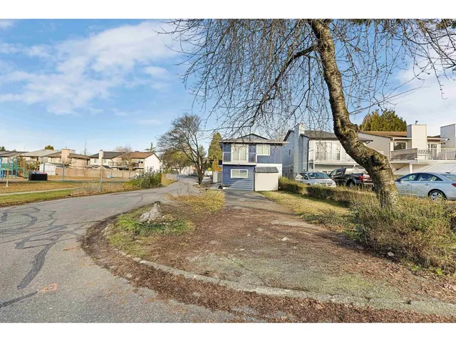 123 SPRINGFIELD DRIVE, Langley 4